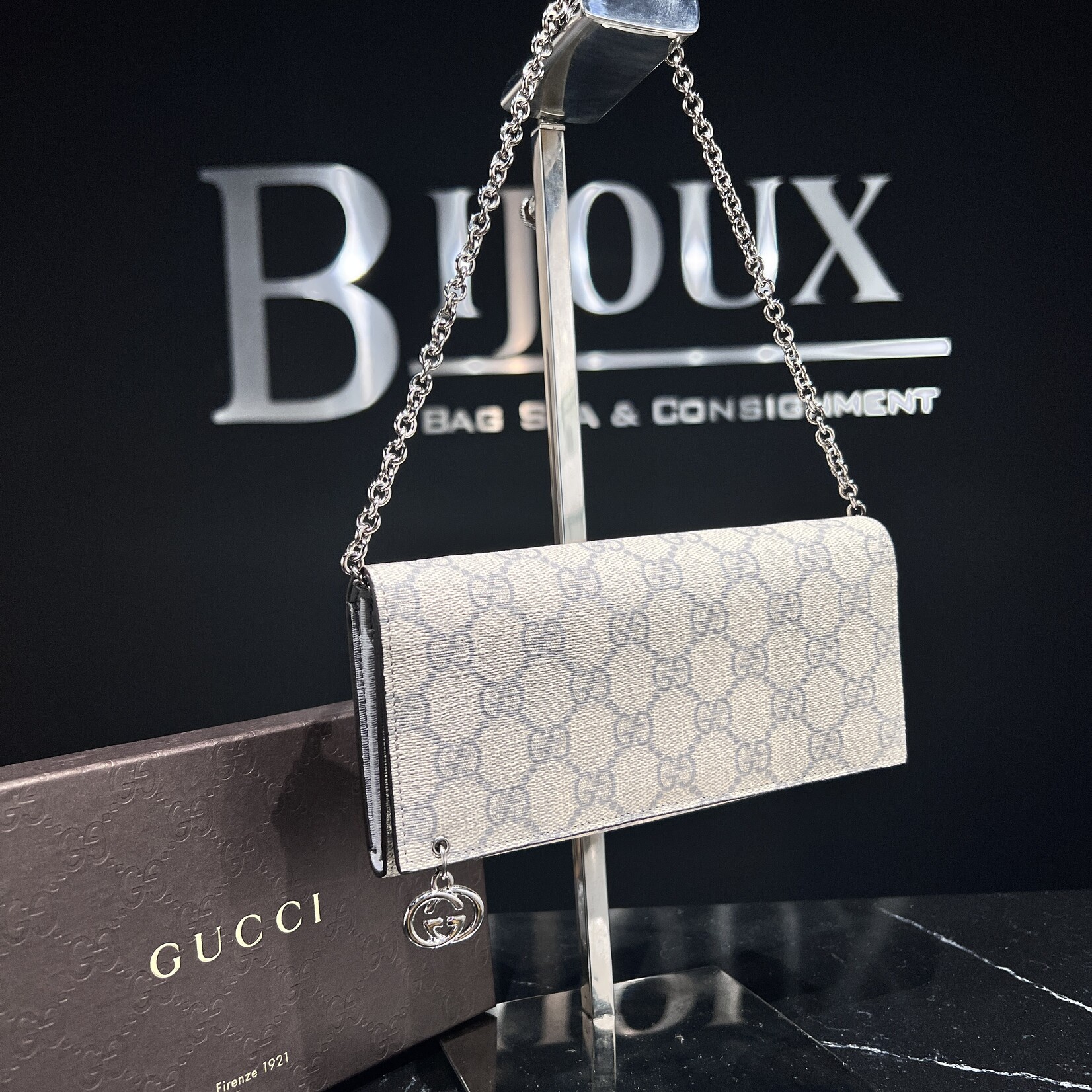 Gucci SOLD - Gucci Pierce GG Supreme Wallet On Chain