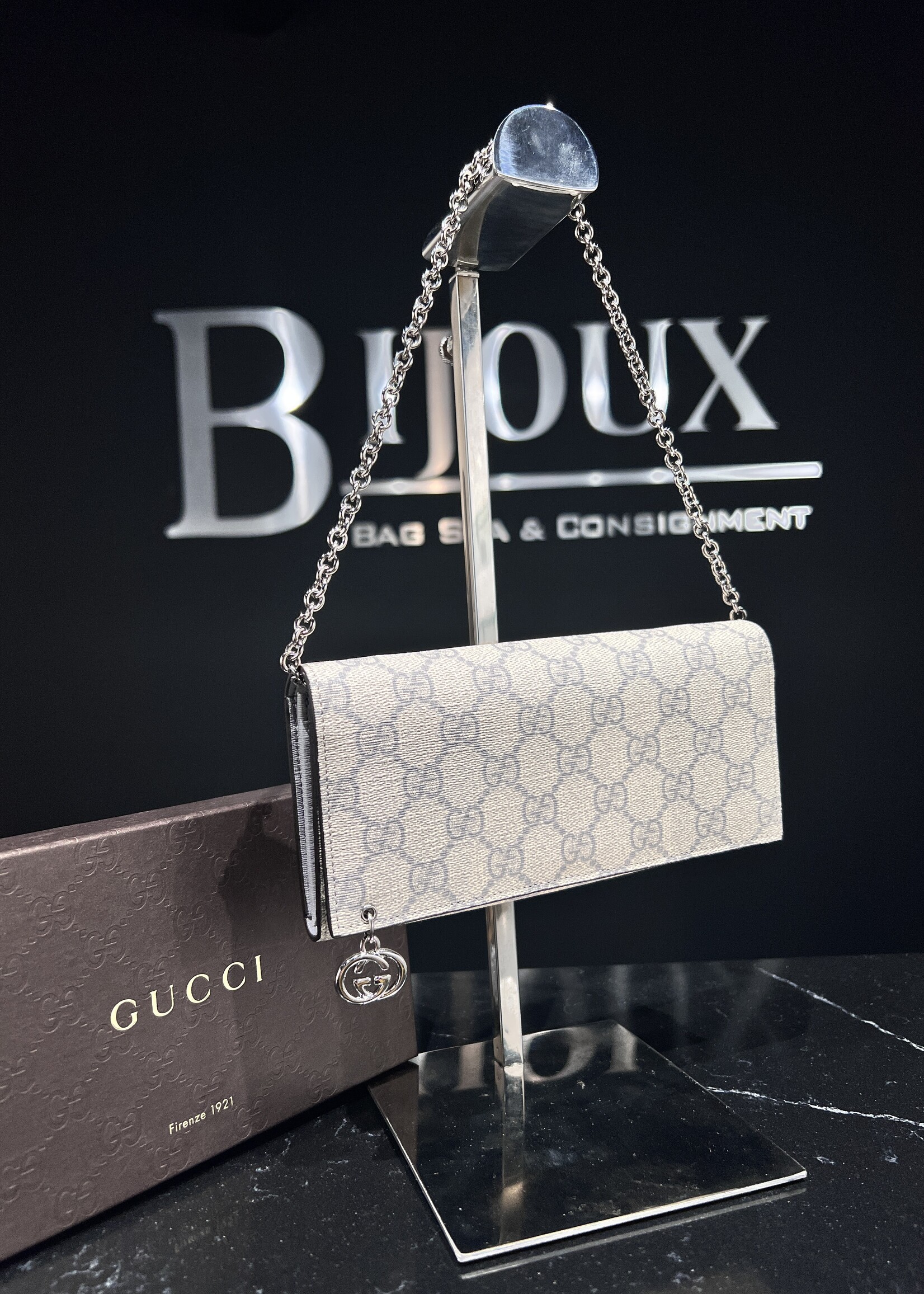 Gucci SOLD - Gucci Pierce GG Supreme Wallet On Chain