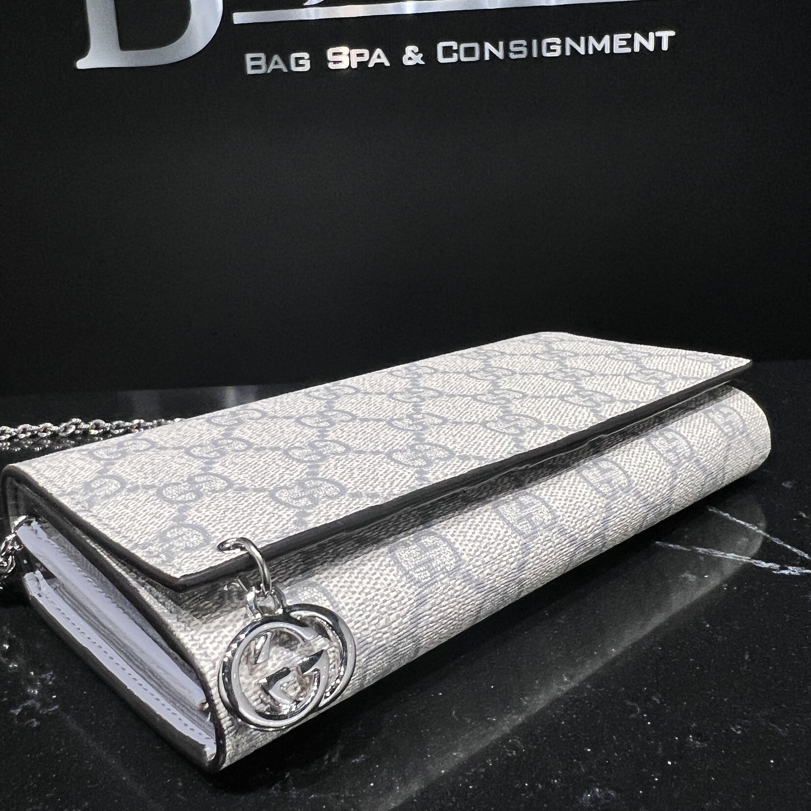 Gucci SOLD - Gucci Pierce GG Supreme Wallet On Chain