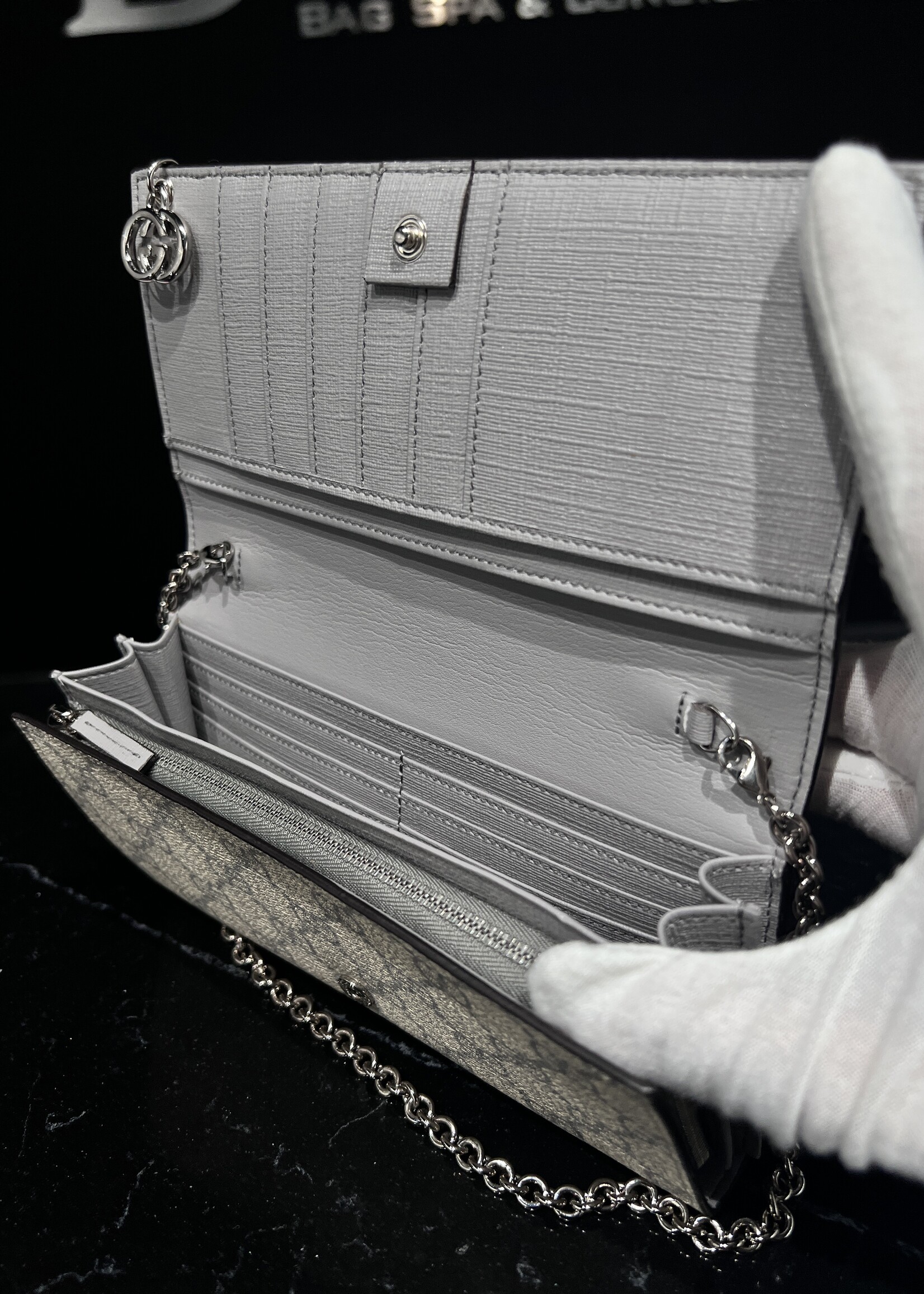 Gucci SOLD - Gucci Pierce GG Supreme Wallet On Chain