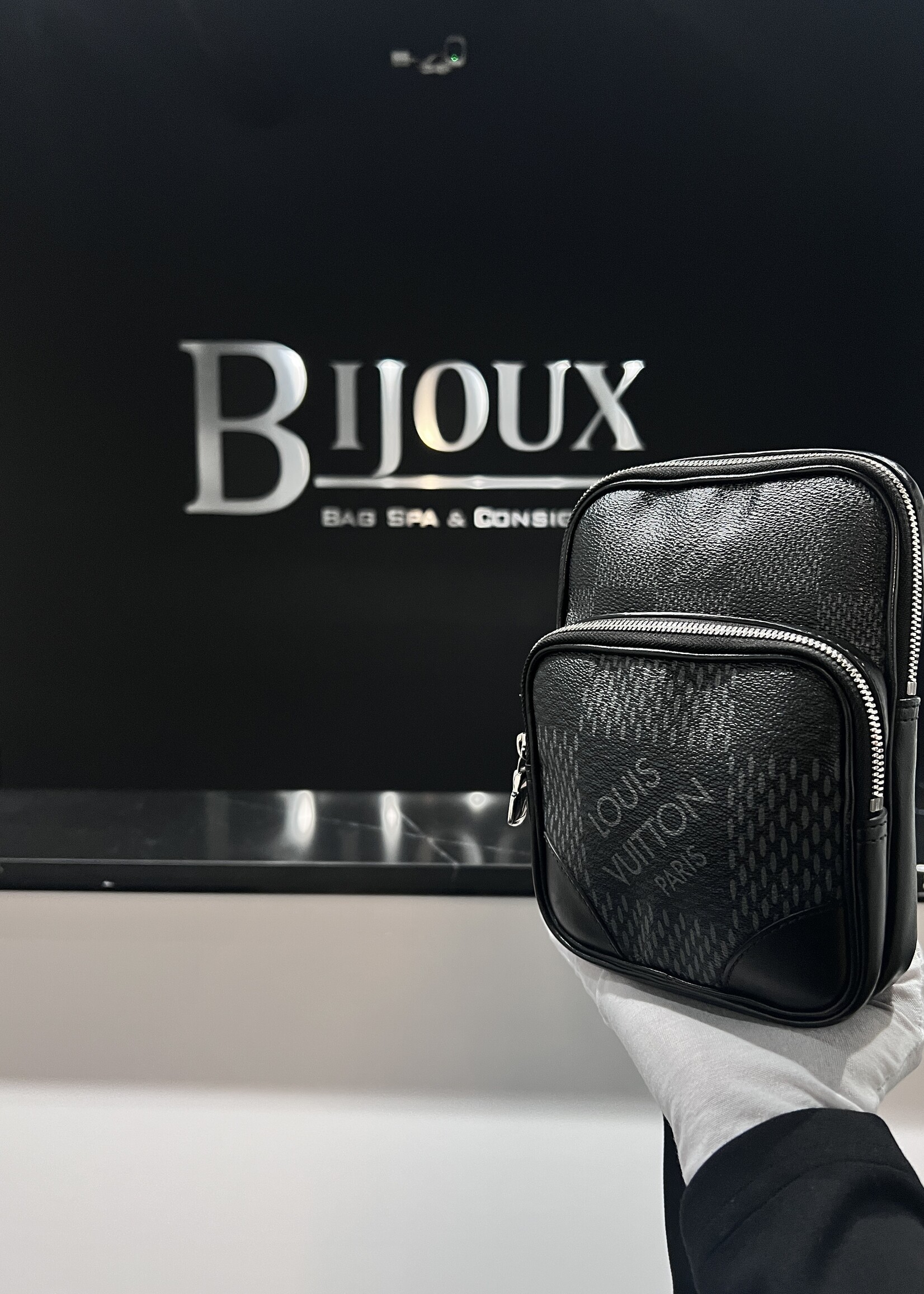 Louis Vuitton SOLD - Louis Vuitton Messenger Damier Graphite