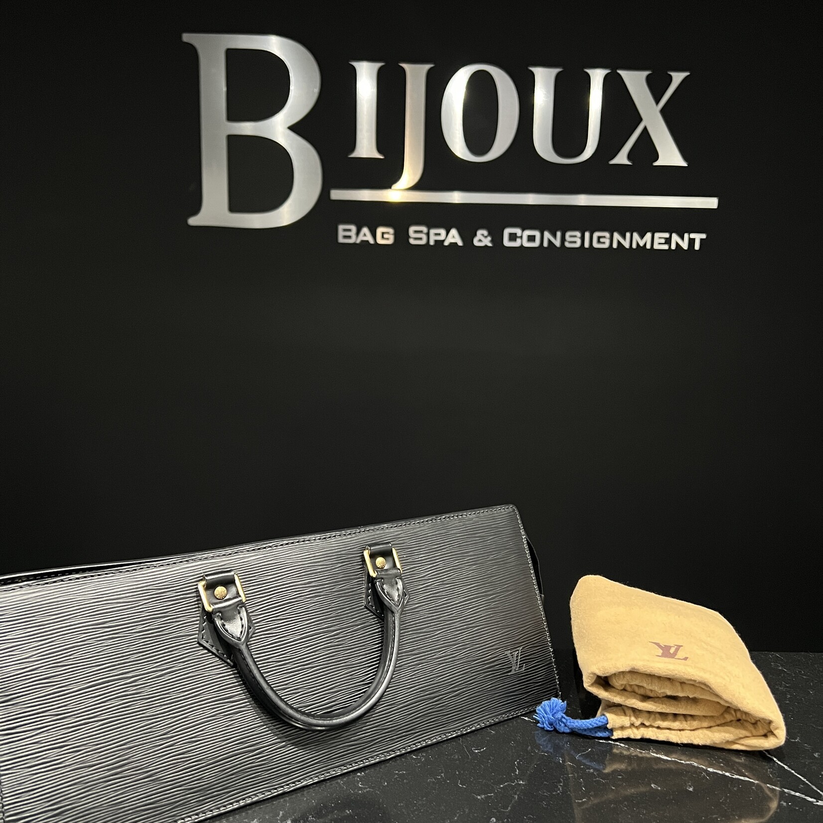 Louis Vuitton SOLD- Louis Vuitton Sac Triangle
