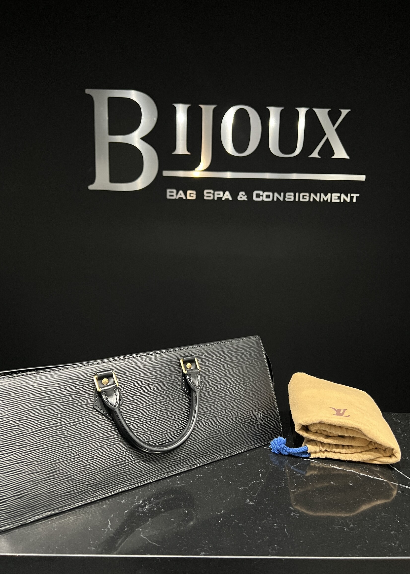 Louis Vuitton SOLD- Louis Vuitton Sac Triangle