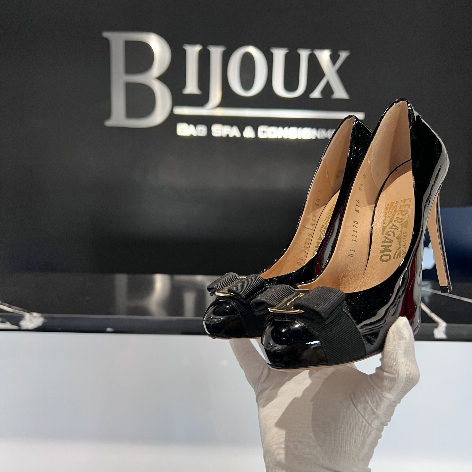 Salvatore Ferragamo Salvatore Ferragamo Patent Bow Pumps - 36.5