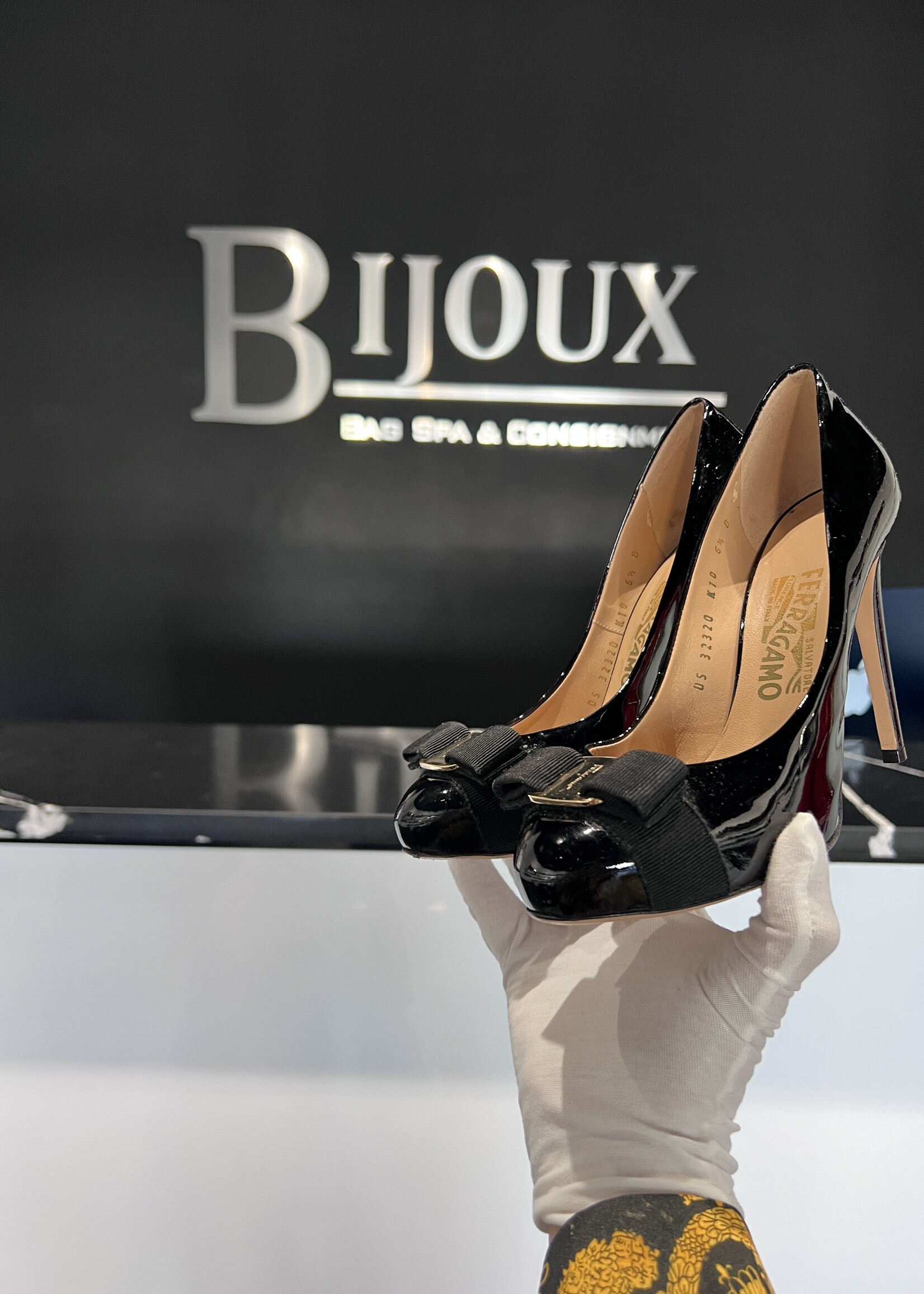 Salvatore Ferragamo Salvatore Ferragamo Patent Bow Pumps - 36.5