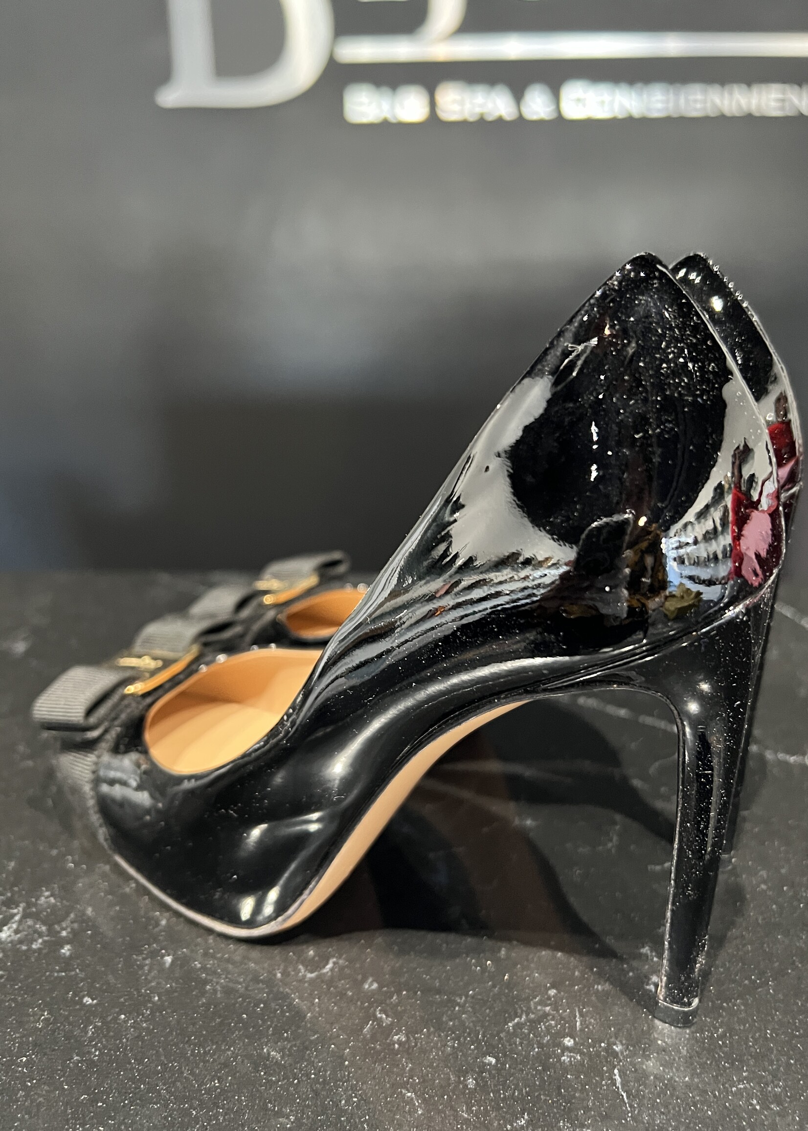 Salvatore Ferragamo Salvatore Ferragamo Patent Bow Pumps - 36.5