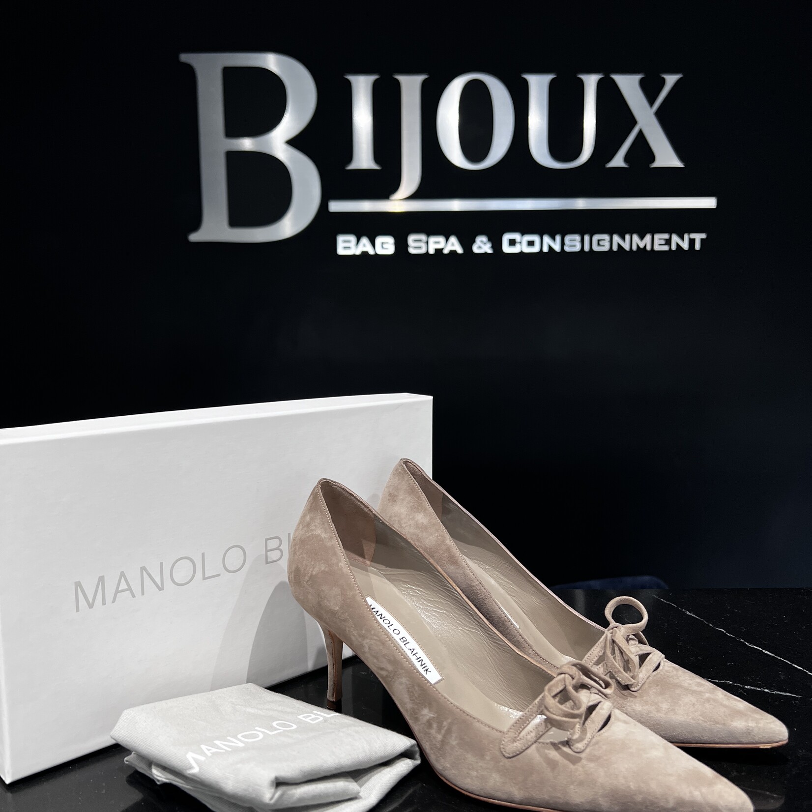 Manolo Blahnik Manolo Blahnik Nude Suede 38
