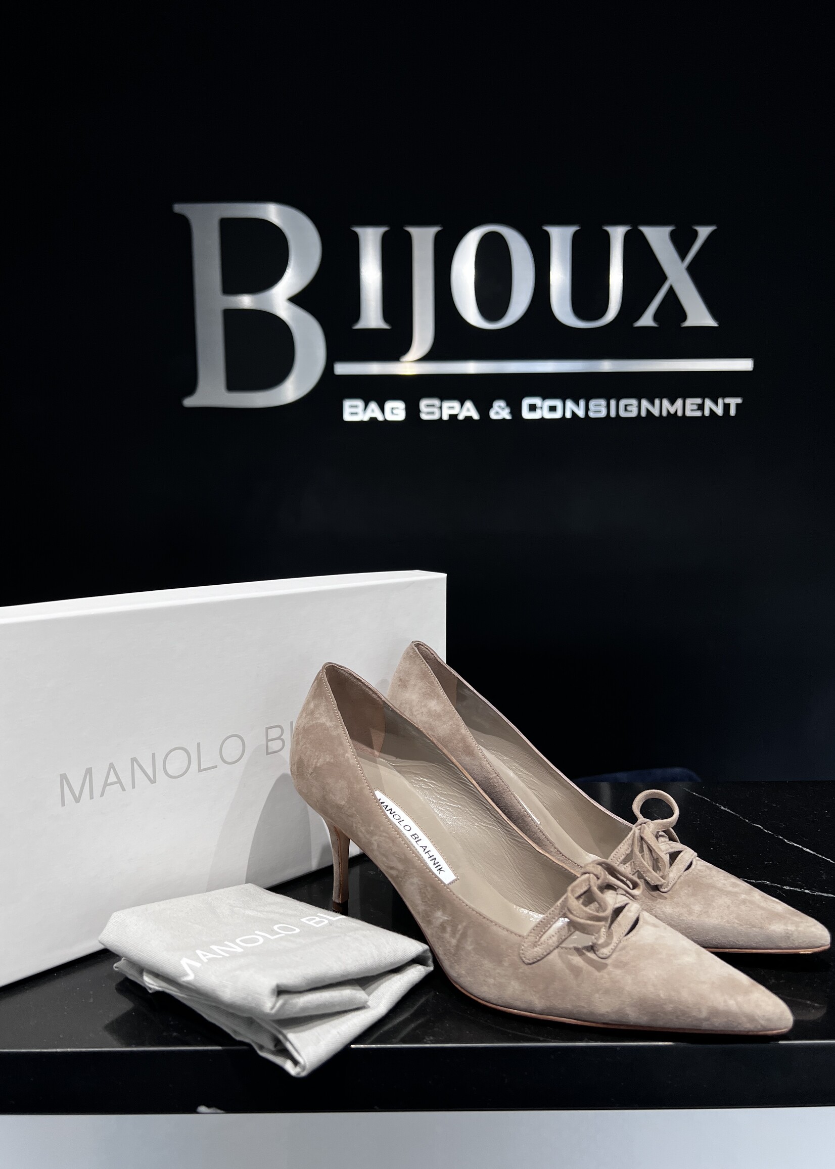 Manolo Blahnik Manolo Blahnik Nude Suede 38