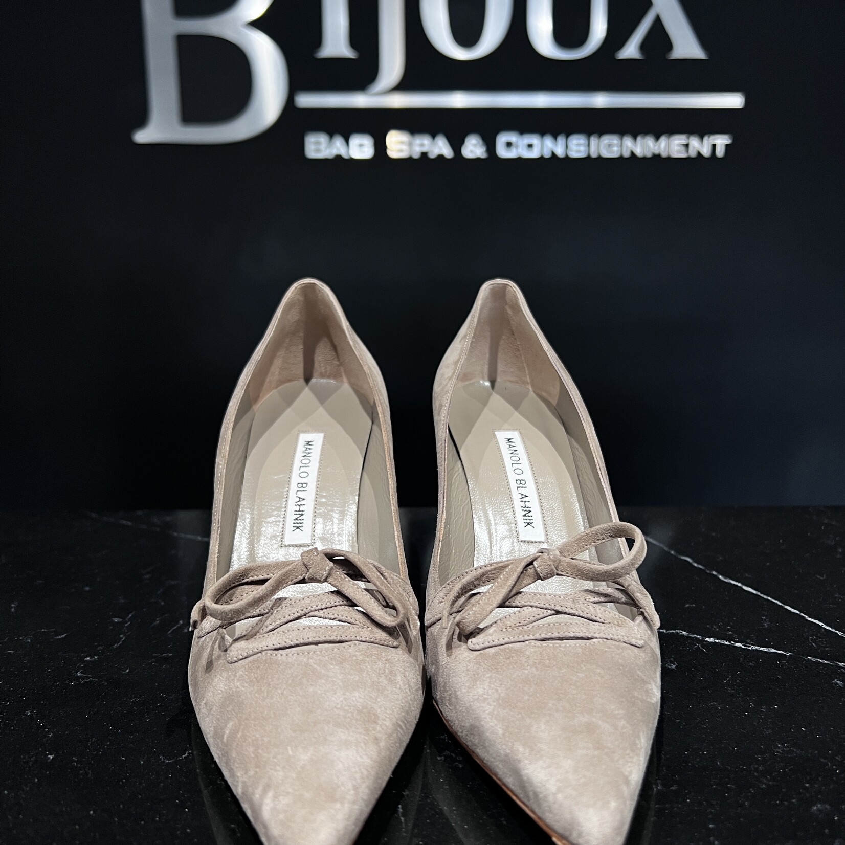 Manolo Blahnik Manolo Blahnik Nude Suede 38