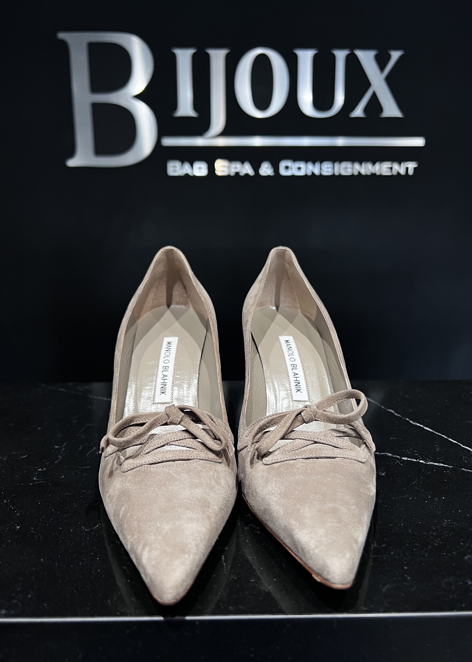 Manolo Blahnik Manolo Blahnik Nude Suede 38