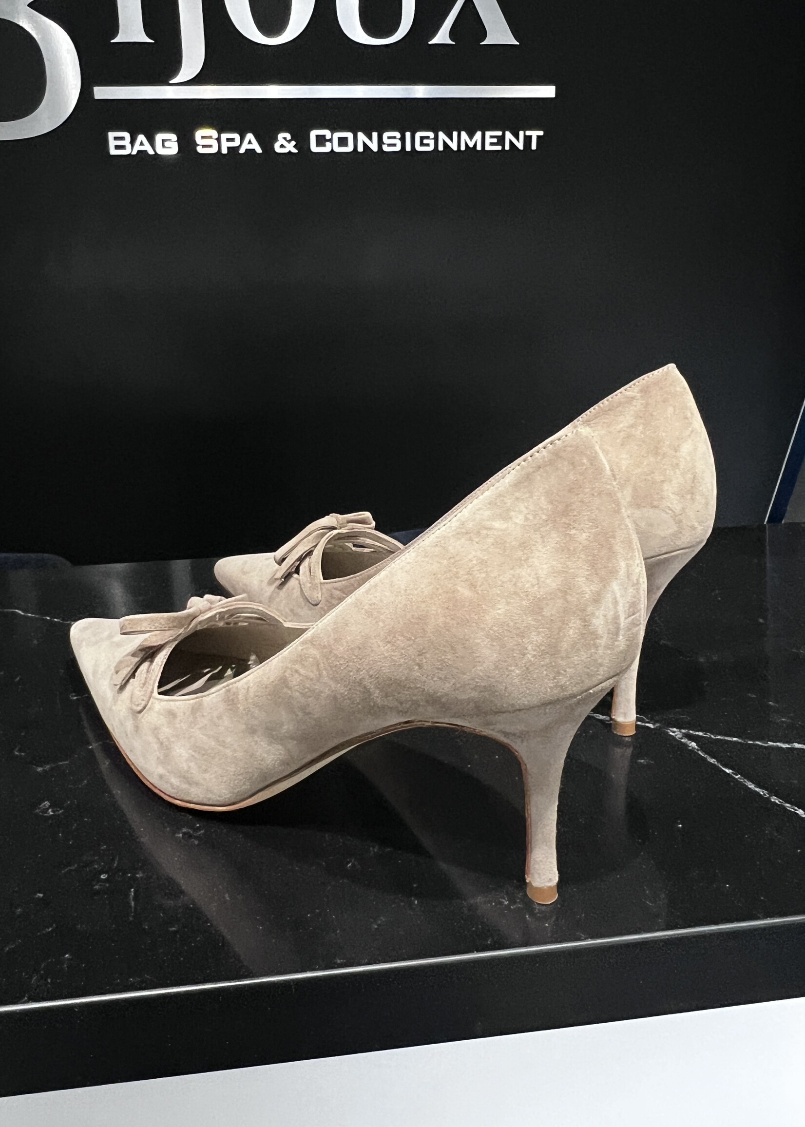Manolo Blahnik Manolo Blahnik Nude Suede 38