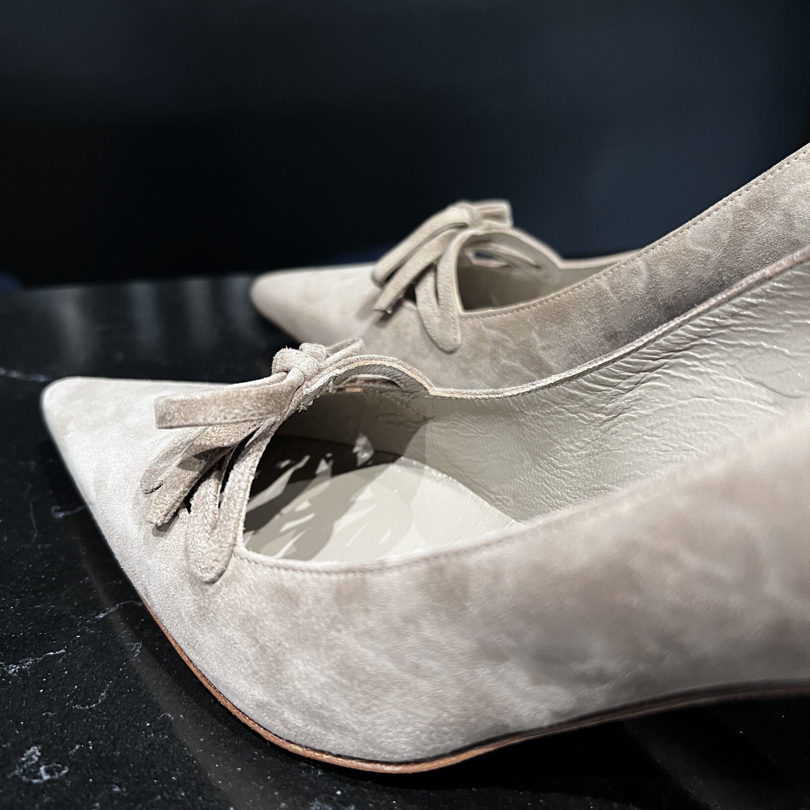 Manolo Blahnik Manolo Blahnik Nude Suede 38