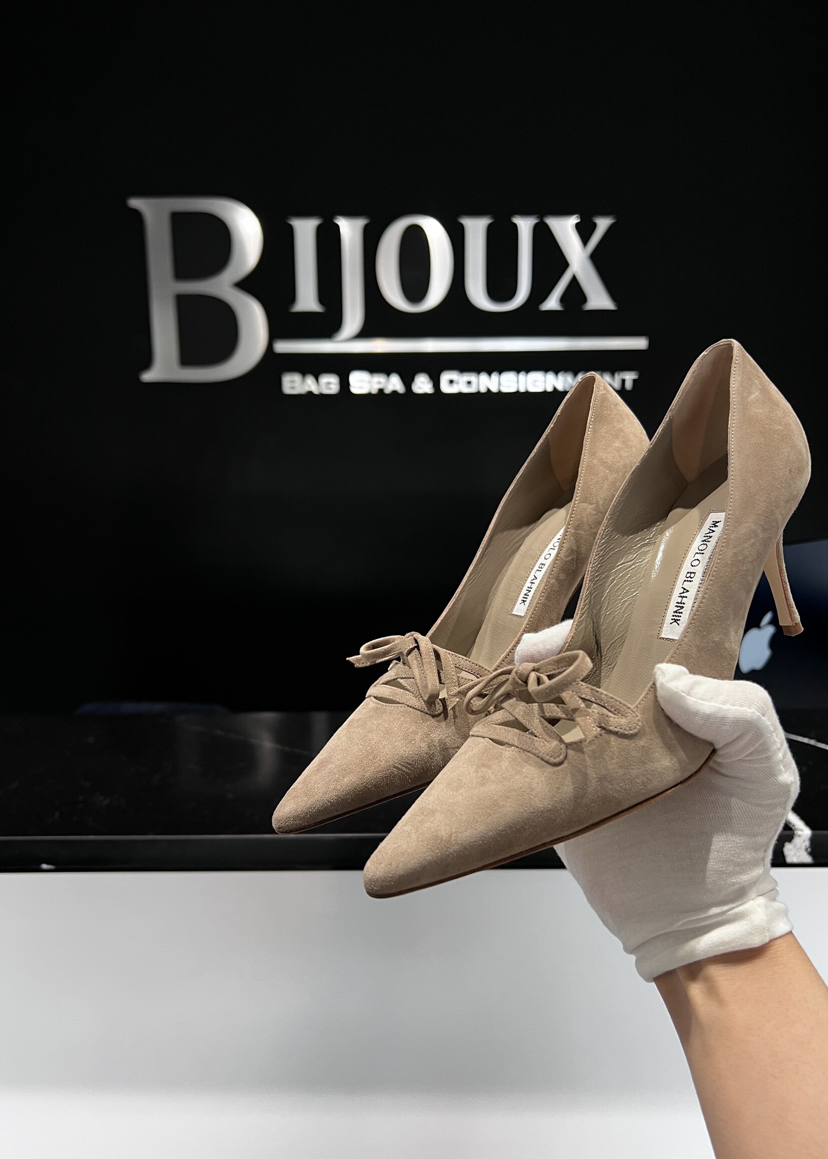 Manolo Blahnik Manolo Blahnik Nude Suede 38
