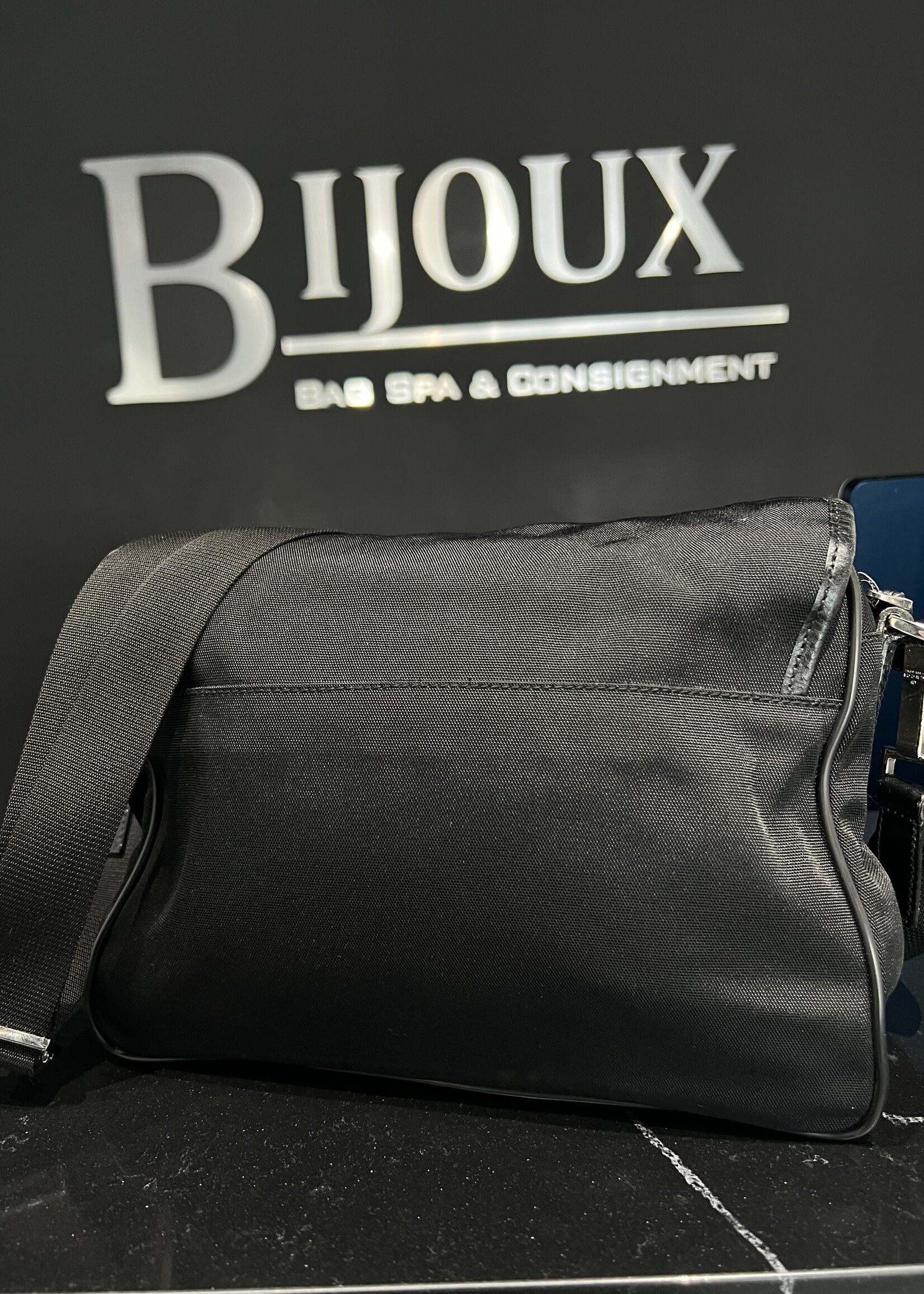 Gucci SOLD - Gucci Flat Pocket Messenger