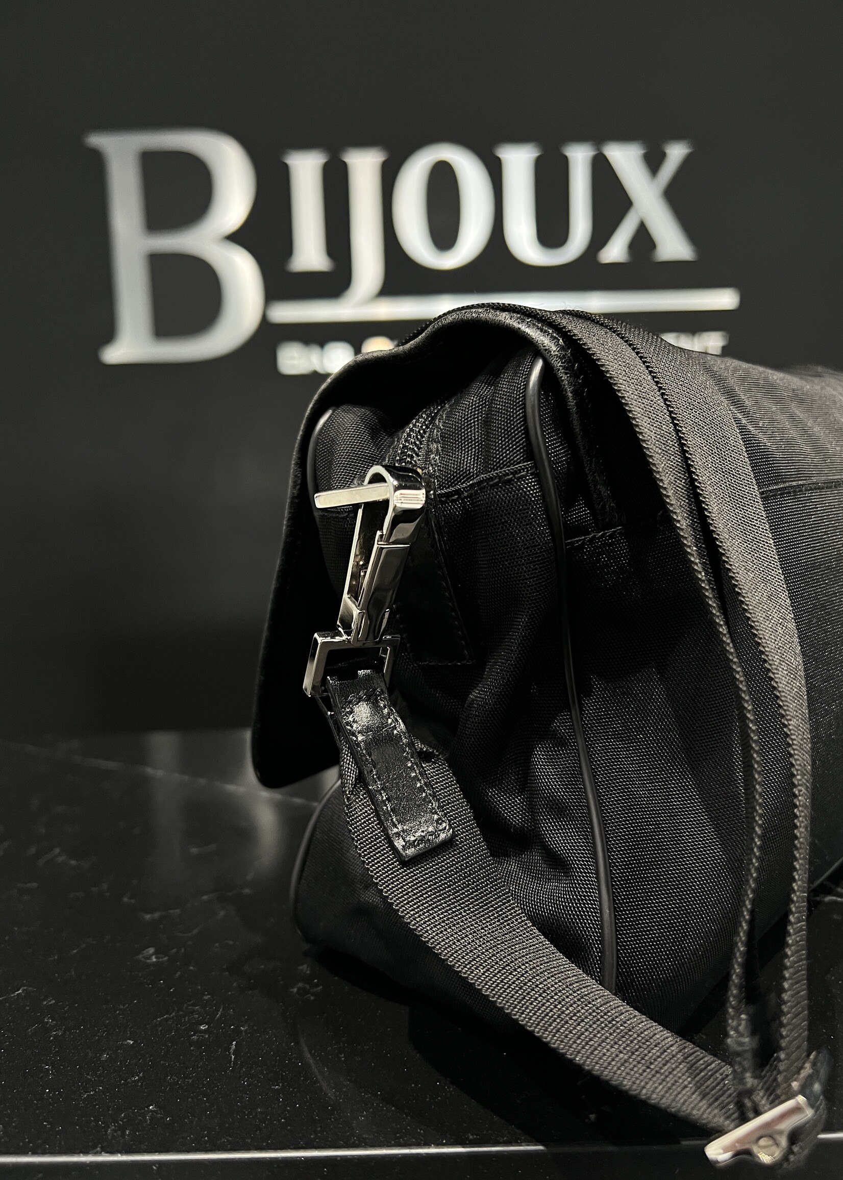 Gucci SOLD - Gucci Flat Pocket Messenger