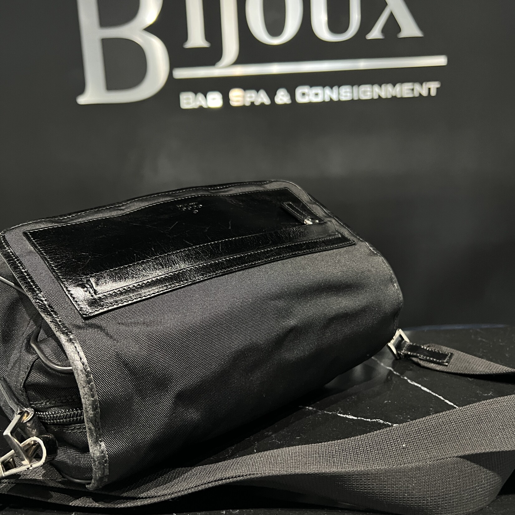 Gucci SOLD - Gucci Flat Pocket Messenger