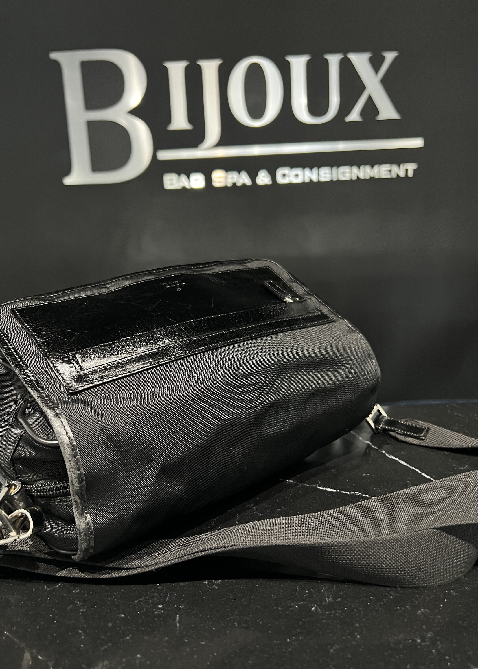 Gucci SOLD - Gucci Flat Pocket Messenger