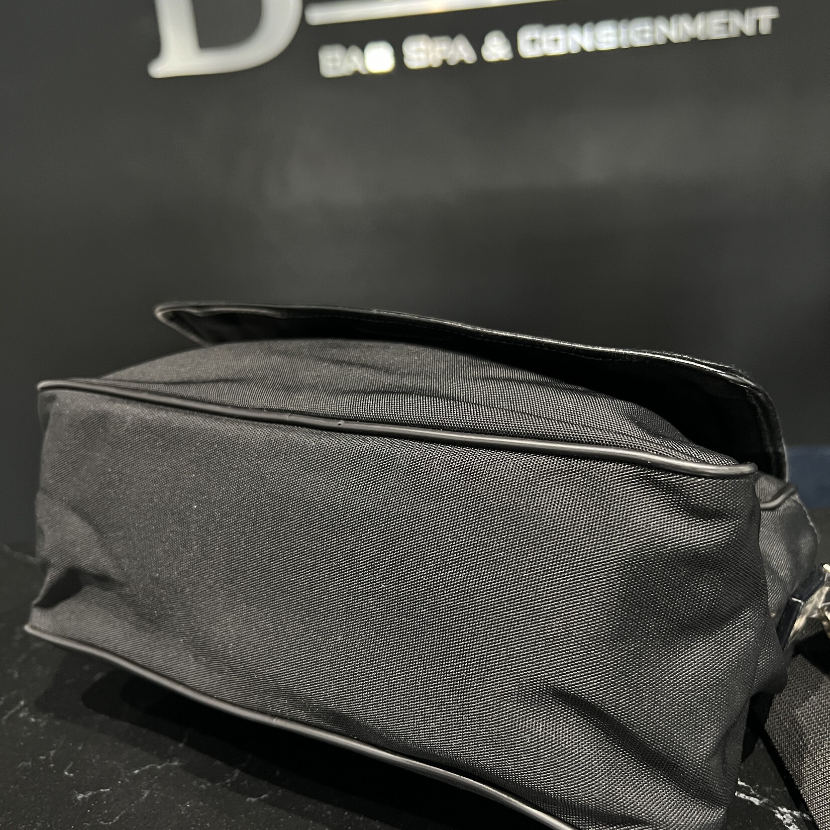 Gucci SOLD - Gucci Flat Pocket Messenger