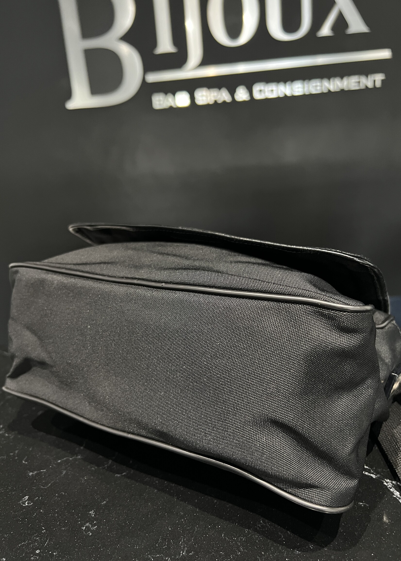 Gucci SOLD - Gucci Flat Pocket Messenger