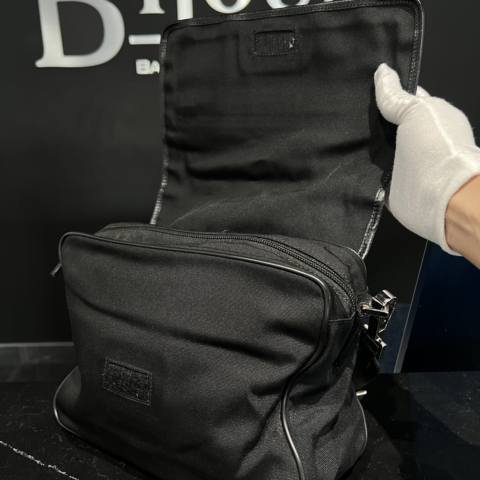 Gucci SOLD - Gucci Flat Pocket Messenger