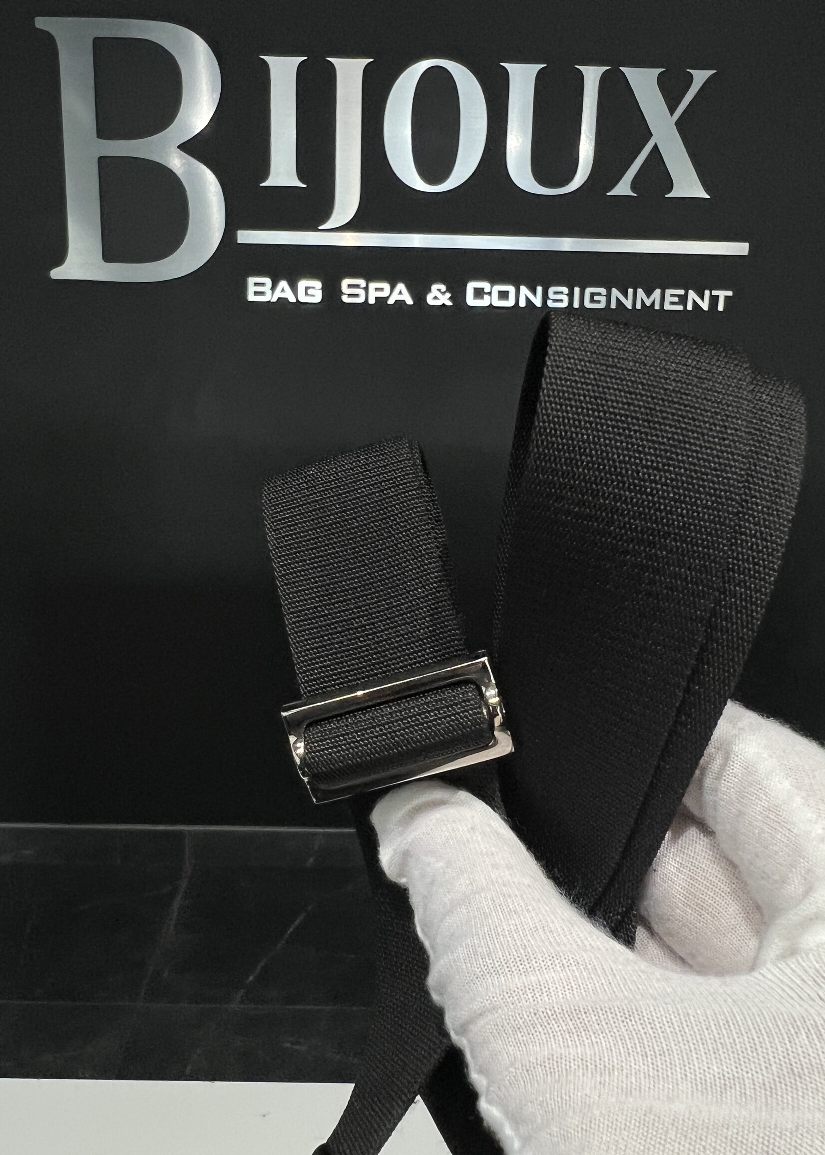 Gucci SOLD - Gucci Flat Pocket Messenger