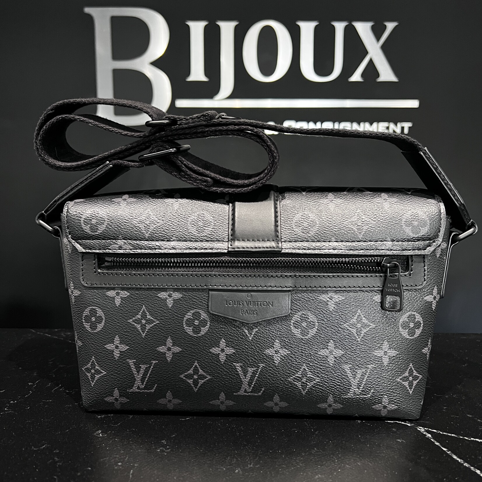 Louis Vuitton SOLD- Louis Vuitton Monogram Eclipse S-Cape