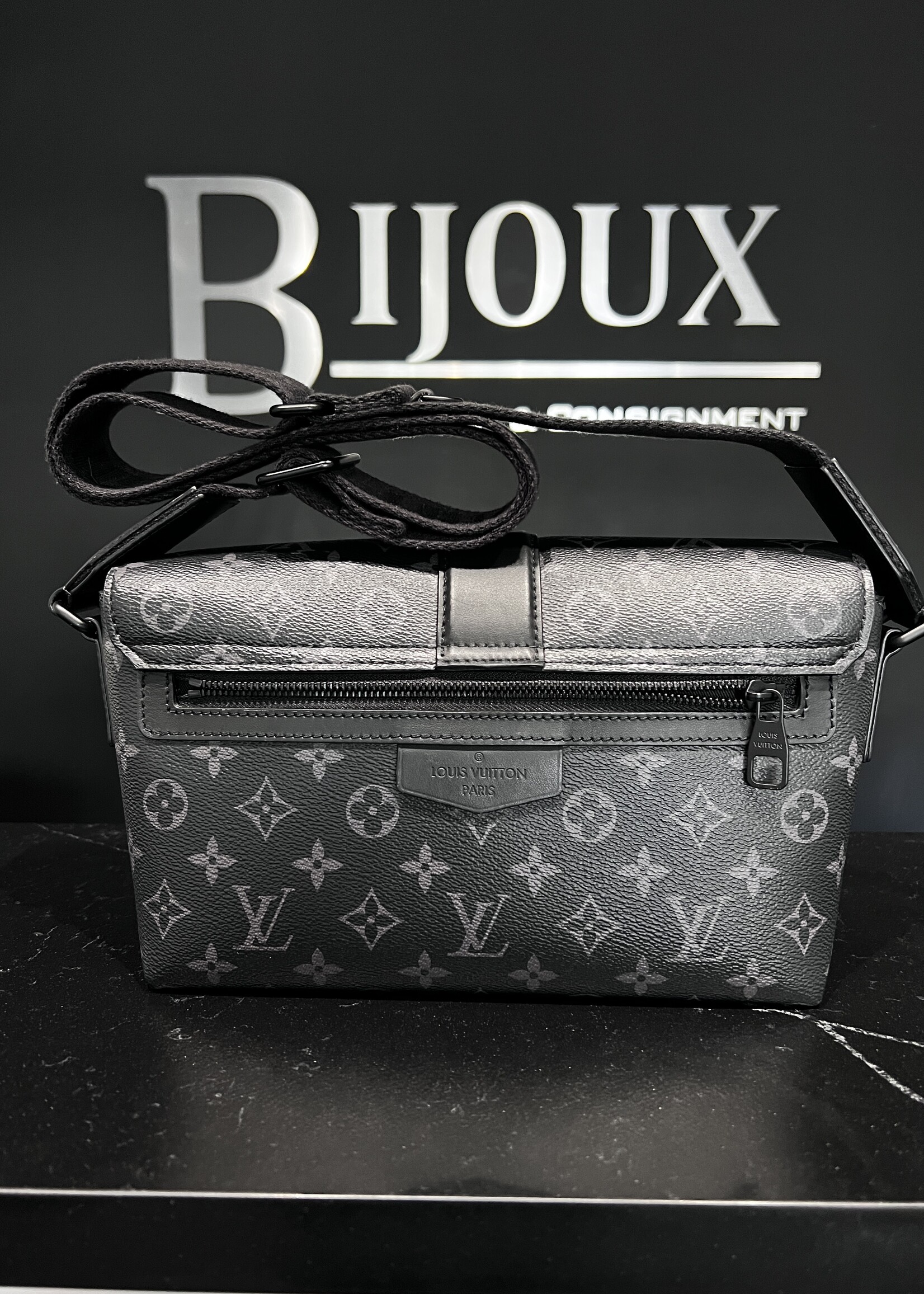 Louis Vuitton SOLD- Louis Vuitton Monogram Eclipse S-Cape