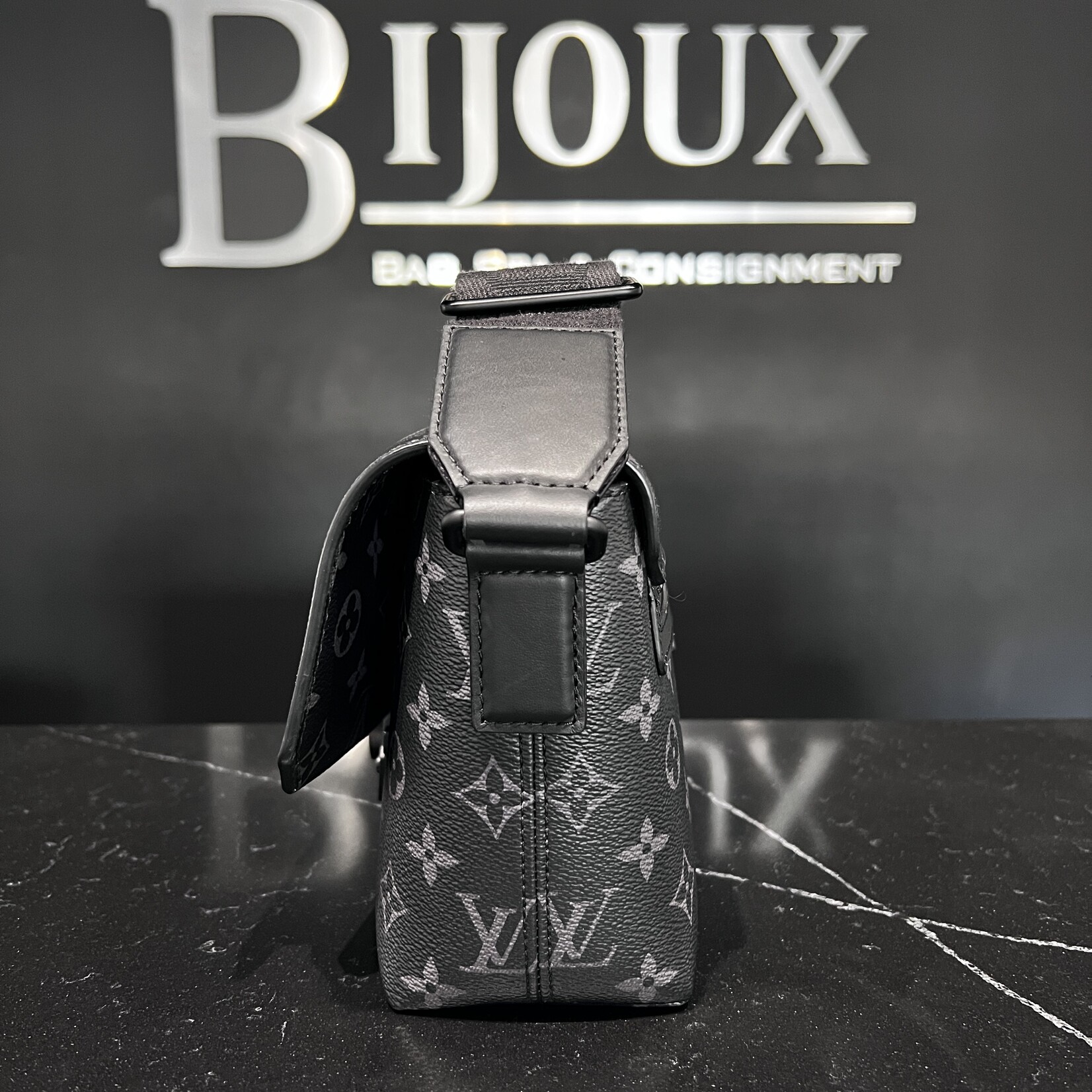 Louis Vuitton SOLD- Louis Vuitton Monogram Eclipse S-Cape