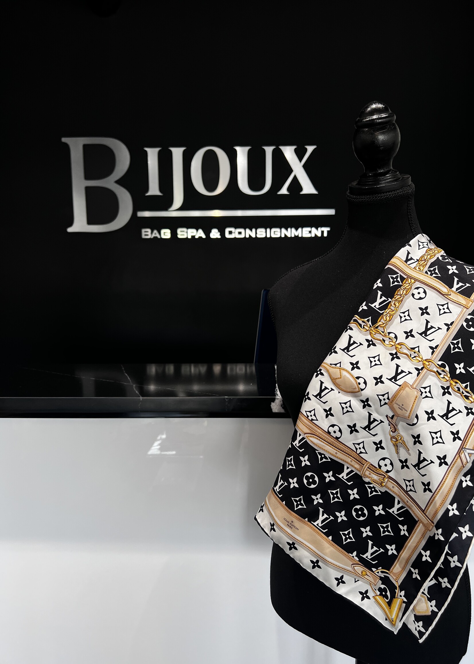 Louis Vuitton SOLD - Louis Vuitton Ultimate Square Scarf Monogram