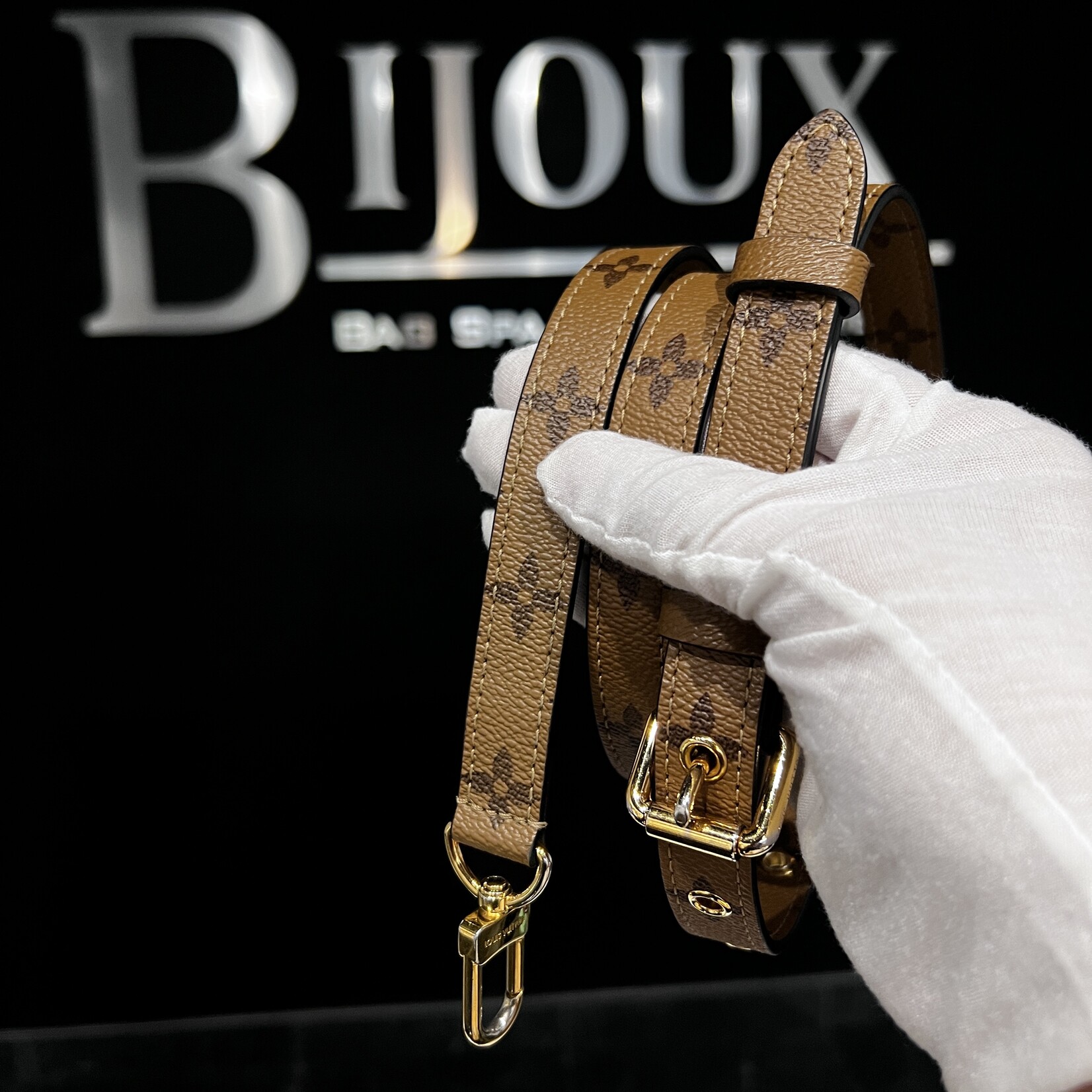 Louis Vuitton SOLD - Louis Vuitton Pochette Metis Reverse