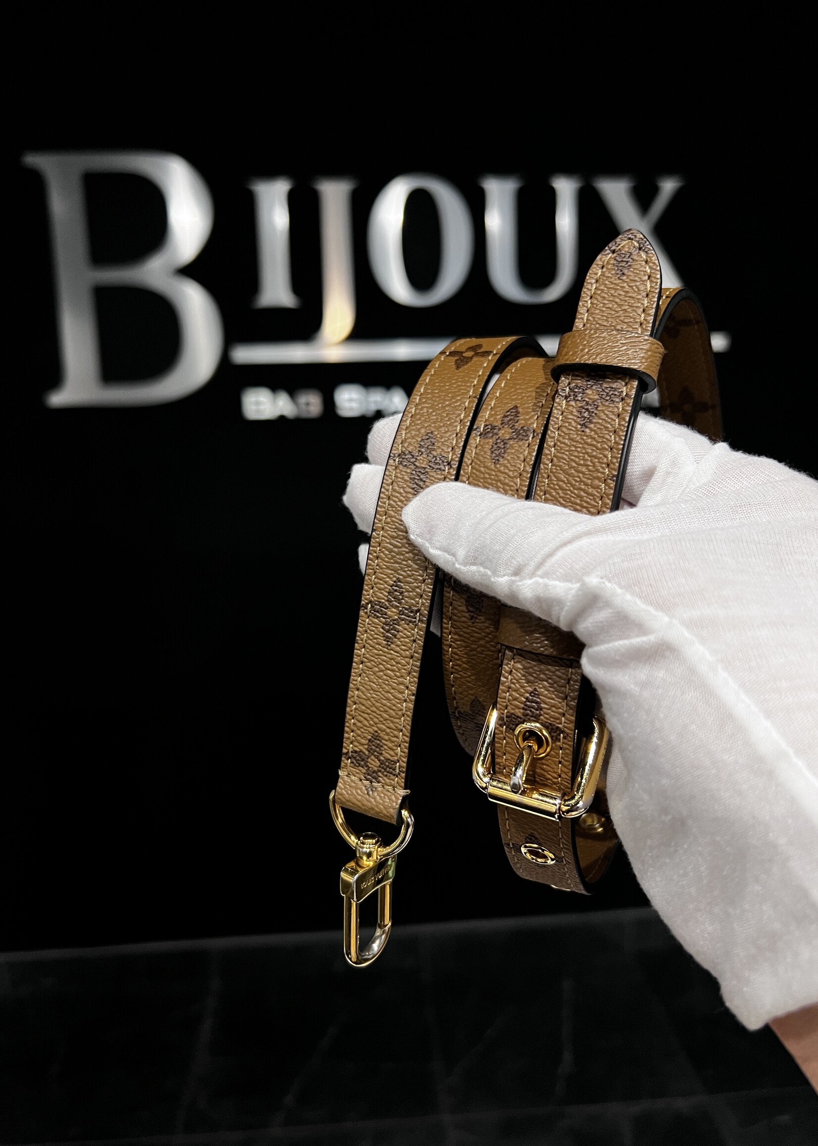 Louis Vuitton SOLD - Louis Vuitton Pochette Metis Reverse