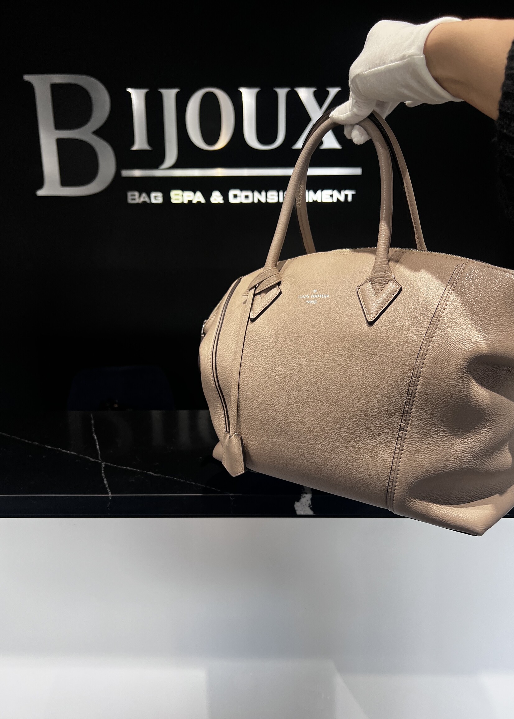 Louis Vuitton Louis Vuitton Taurillon Soft  Lock it MM