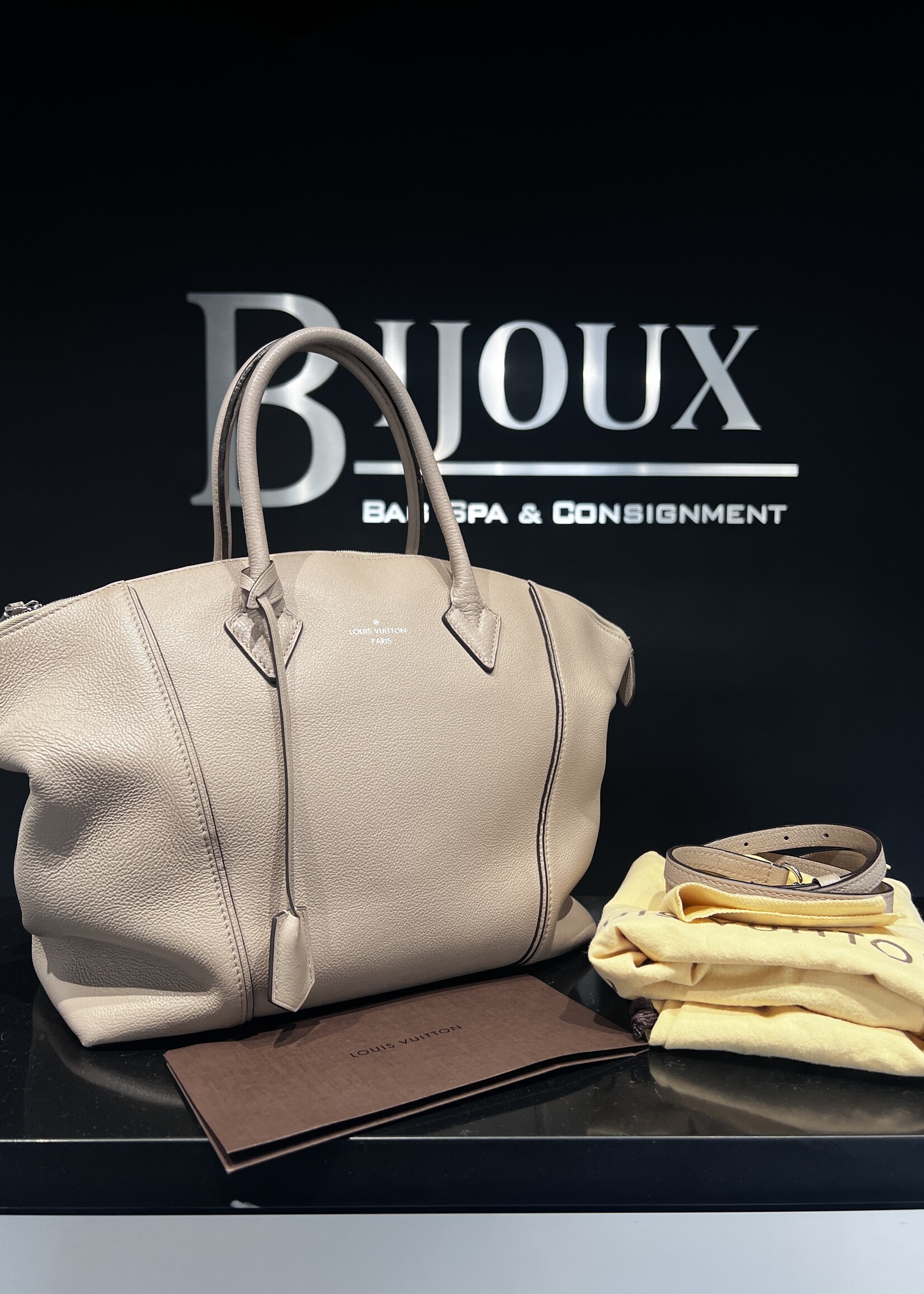 Louis Vuitton Louis Vuitton Taurillon Soft  Lock it MM