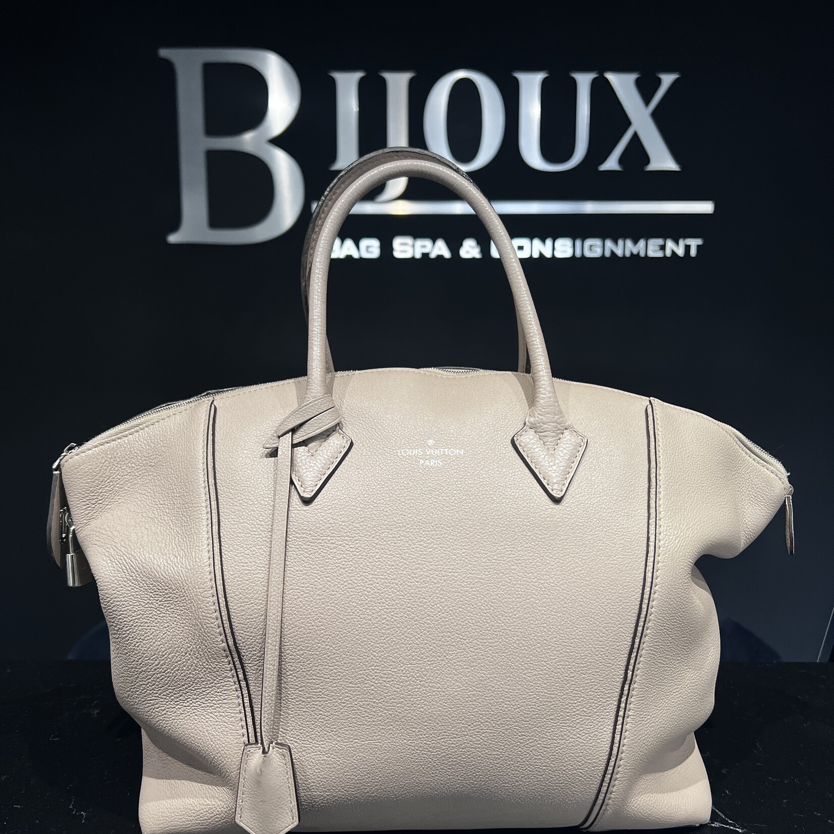 Louis Vuitton Louis Vuitton Taurillon Soft  Lock it MM