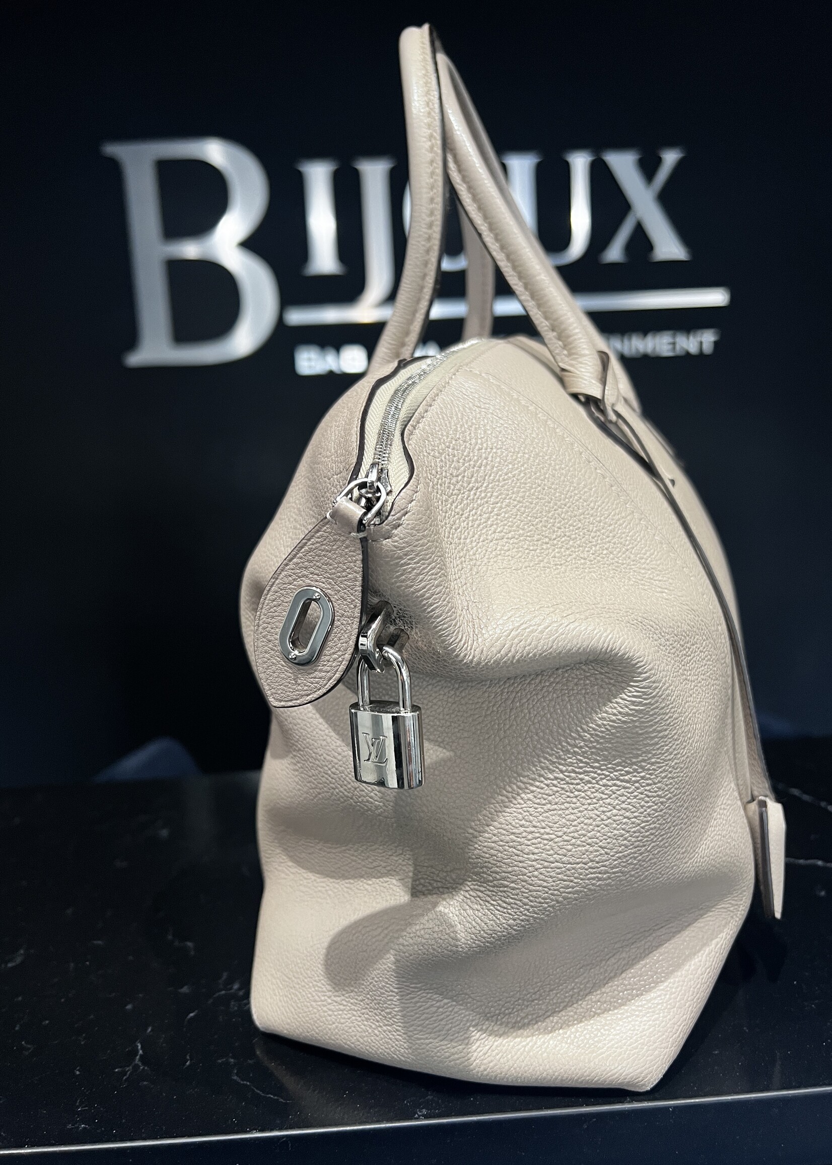 Louis Vuitton Louis Vuitton Taurillon Soft  Lock it MM