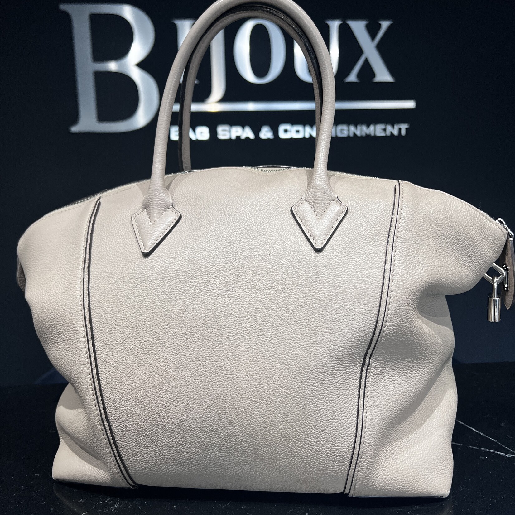 Louis Vuitton Louis Vuitton Taurillon Soft  Lock it MM