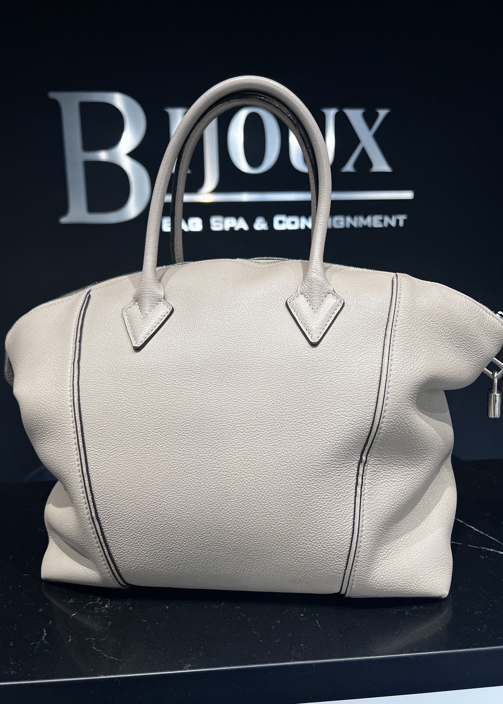 Louis Vuitton Louis Vuitton Taurillon Soft  Lock it MM