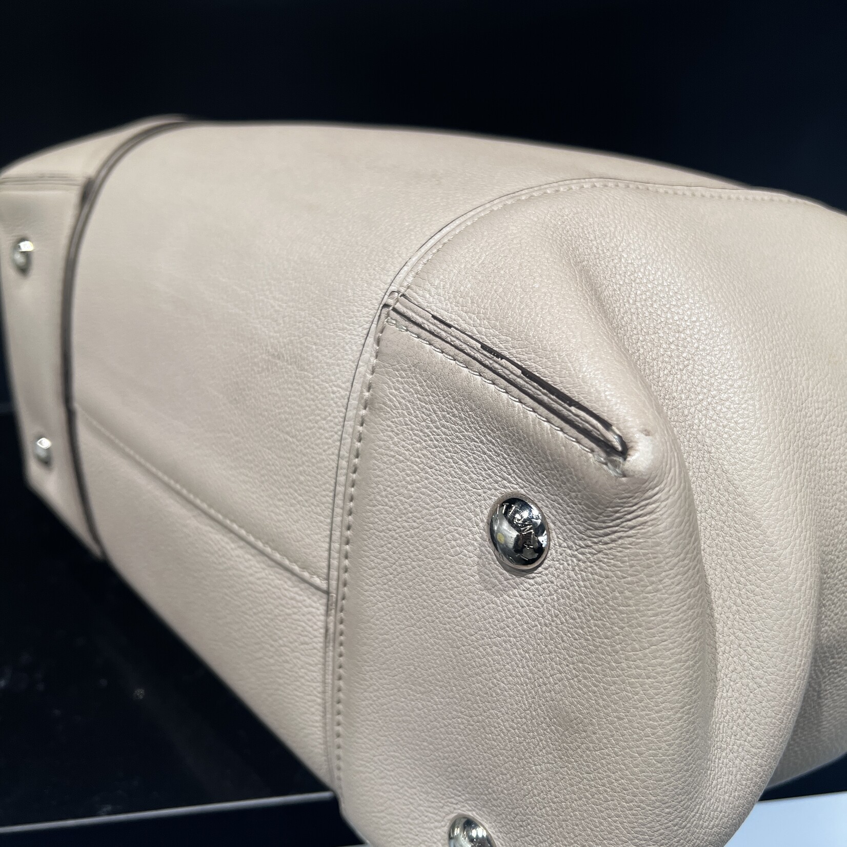 Louis Vuitton Louis Vuitton Taurillon Soft  Lock it MM