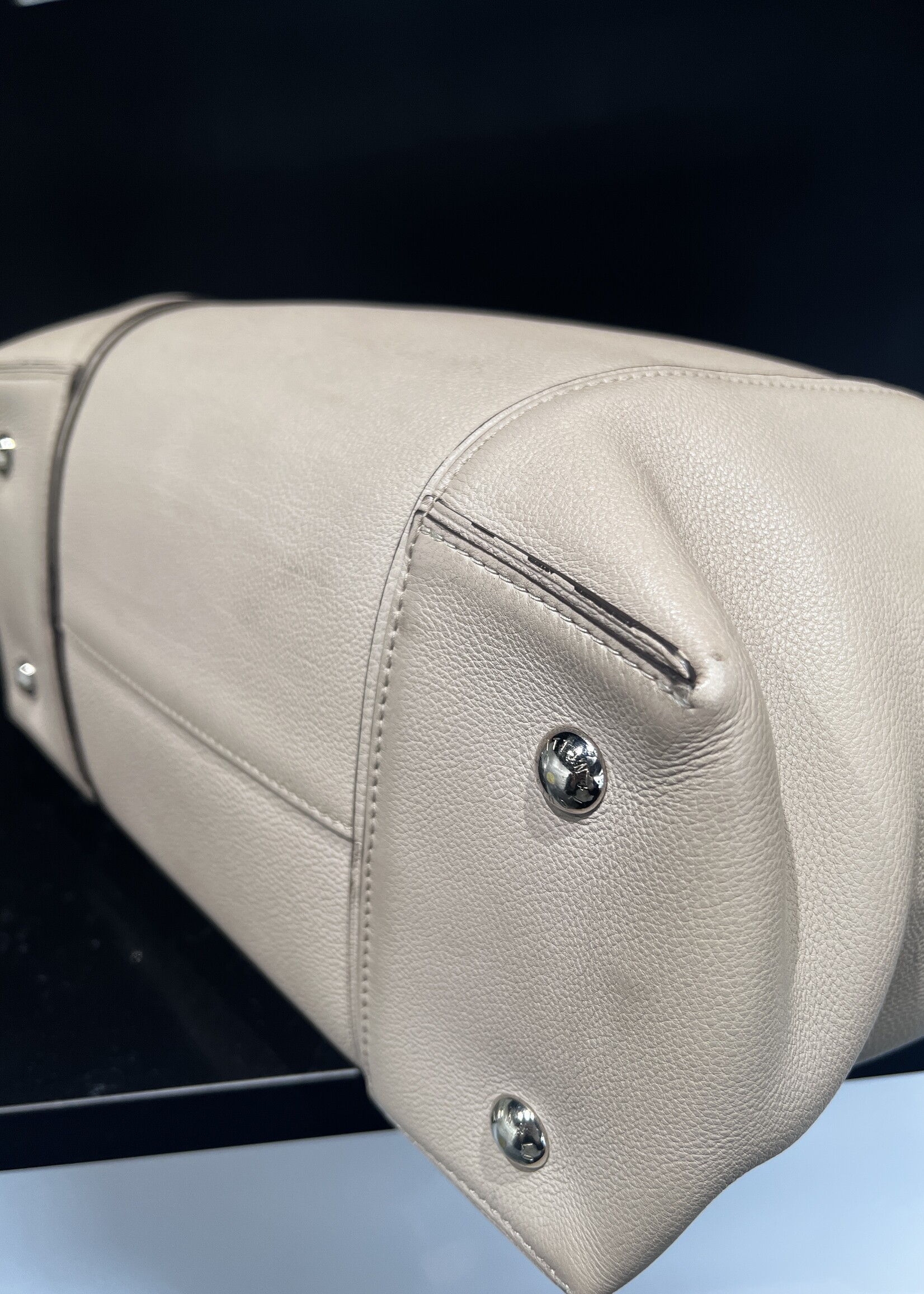 Louis Vuitton Louis Vuitton Taurillon Soft  Lock it MM