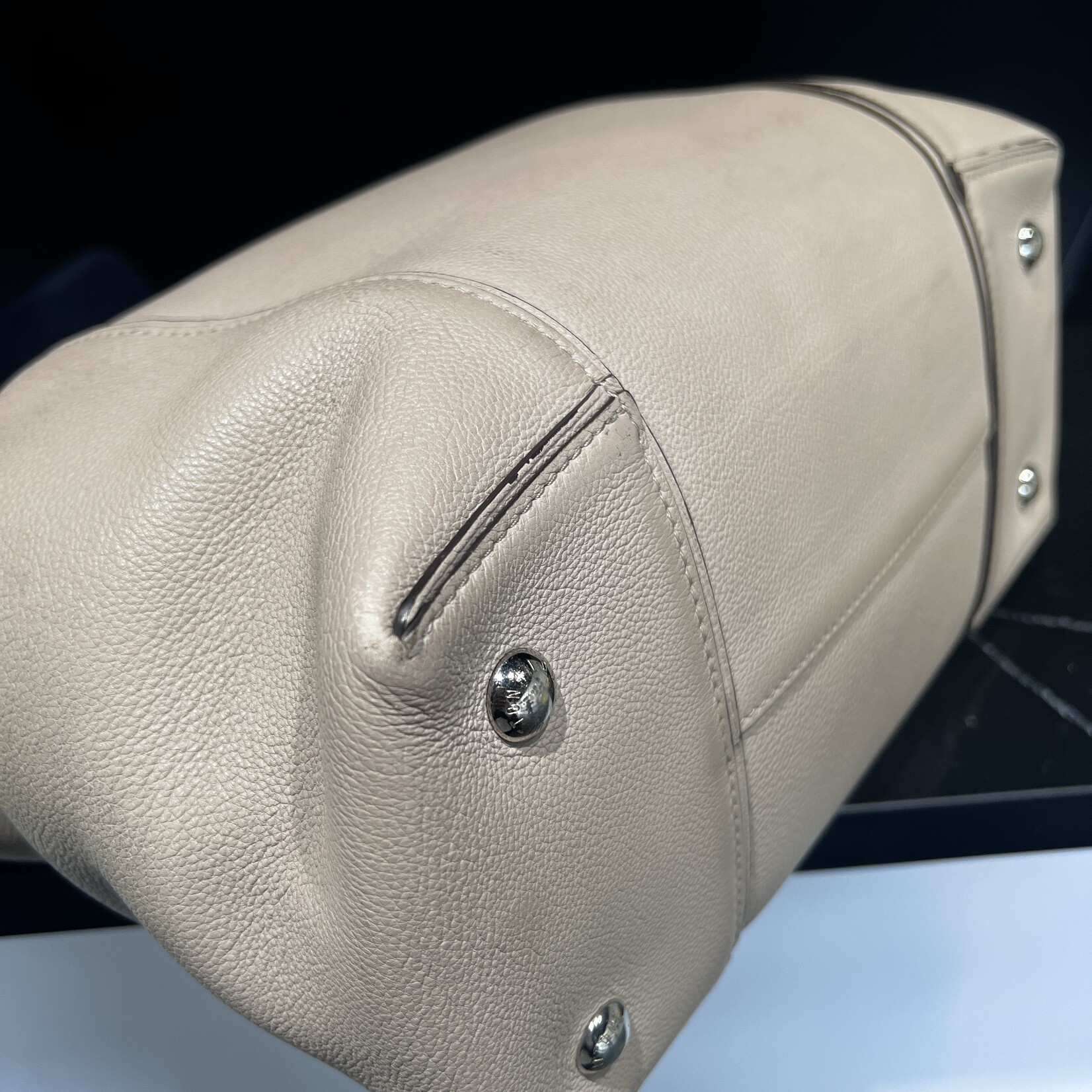 Louis Vuitton Louis Vuitton Taurillon Soft  Lock it MM