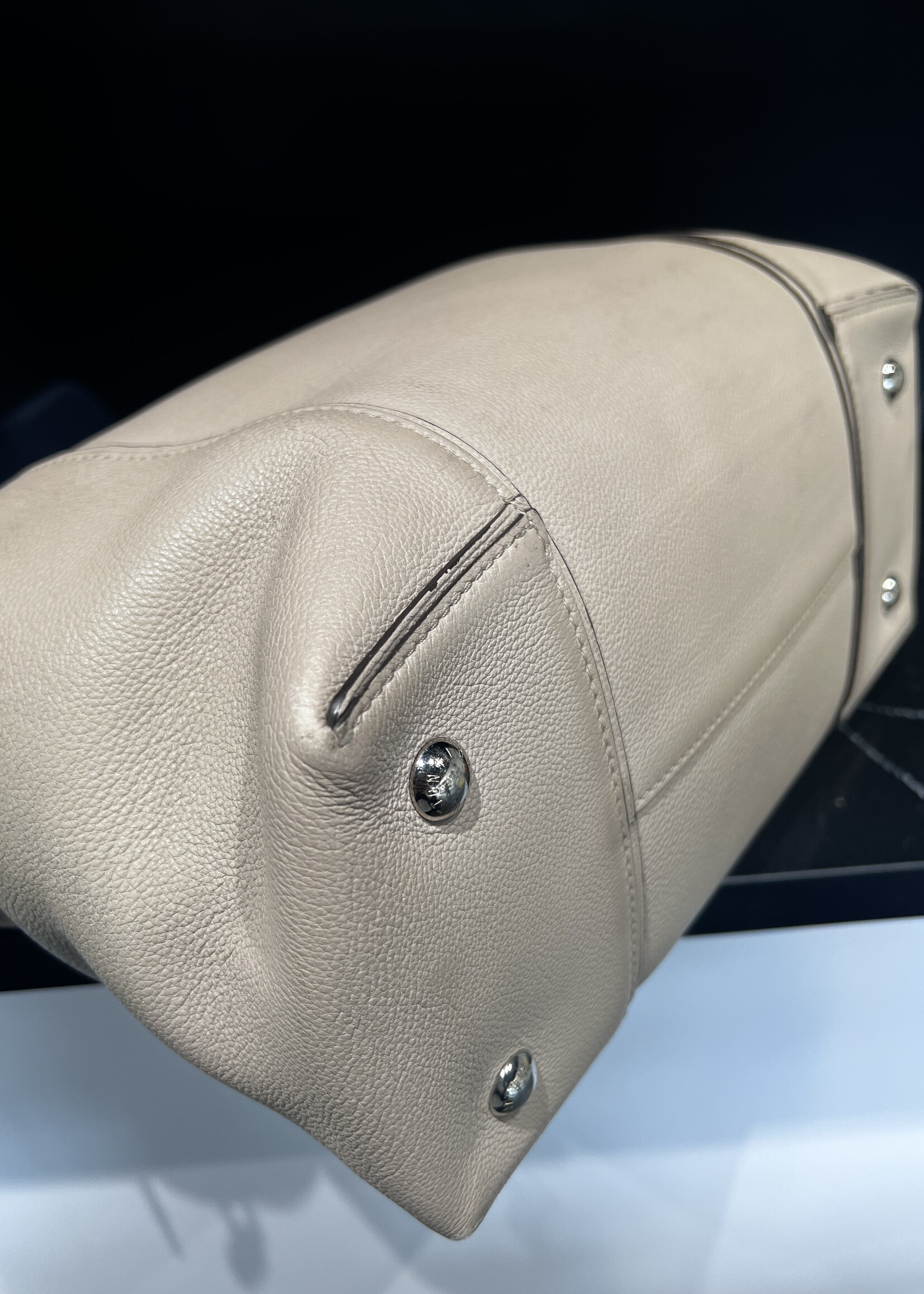 Louis Vuitton Louis Vuitton Taurillon Soft  Lock it MM