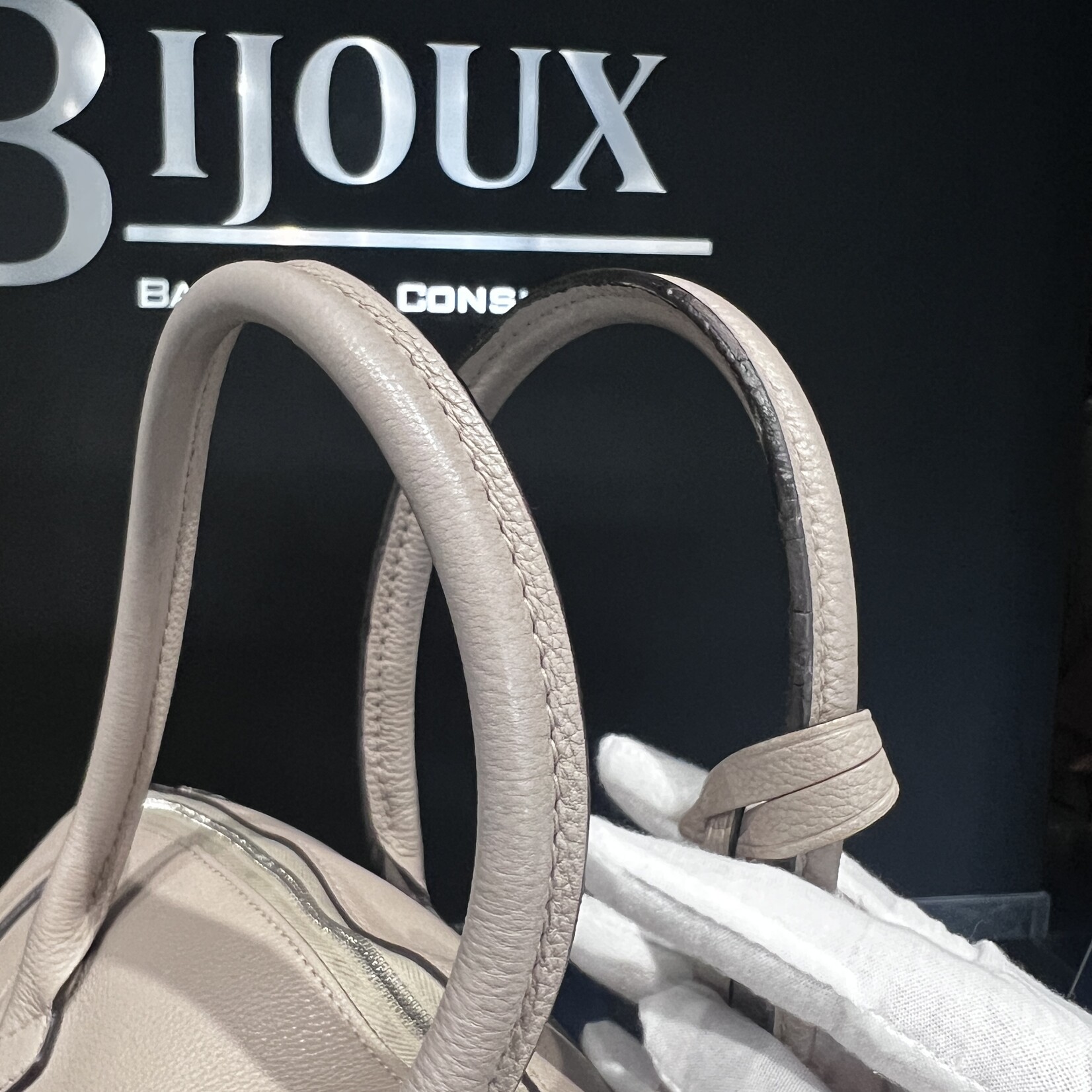 Louis Vuitton Louis Vuitton Taurillon Soft  Lock it MM
