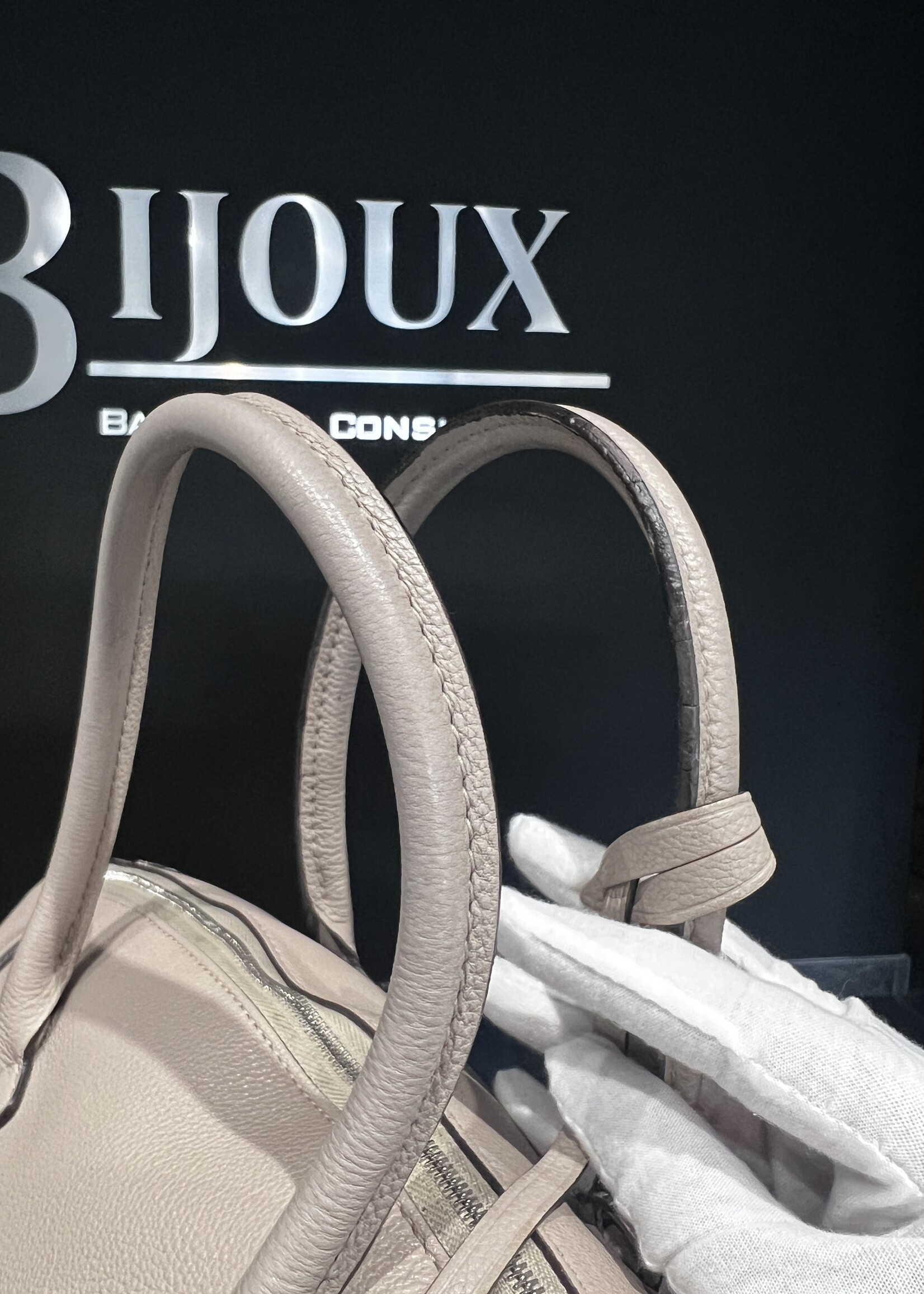 Louis Vuitton Louis Vuitton Taurillon Soft  Lock it MM