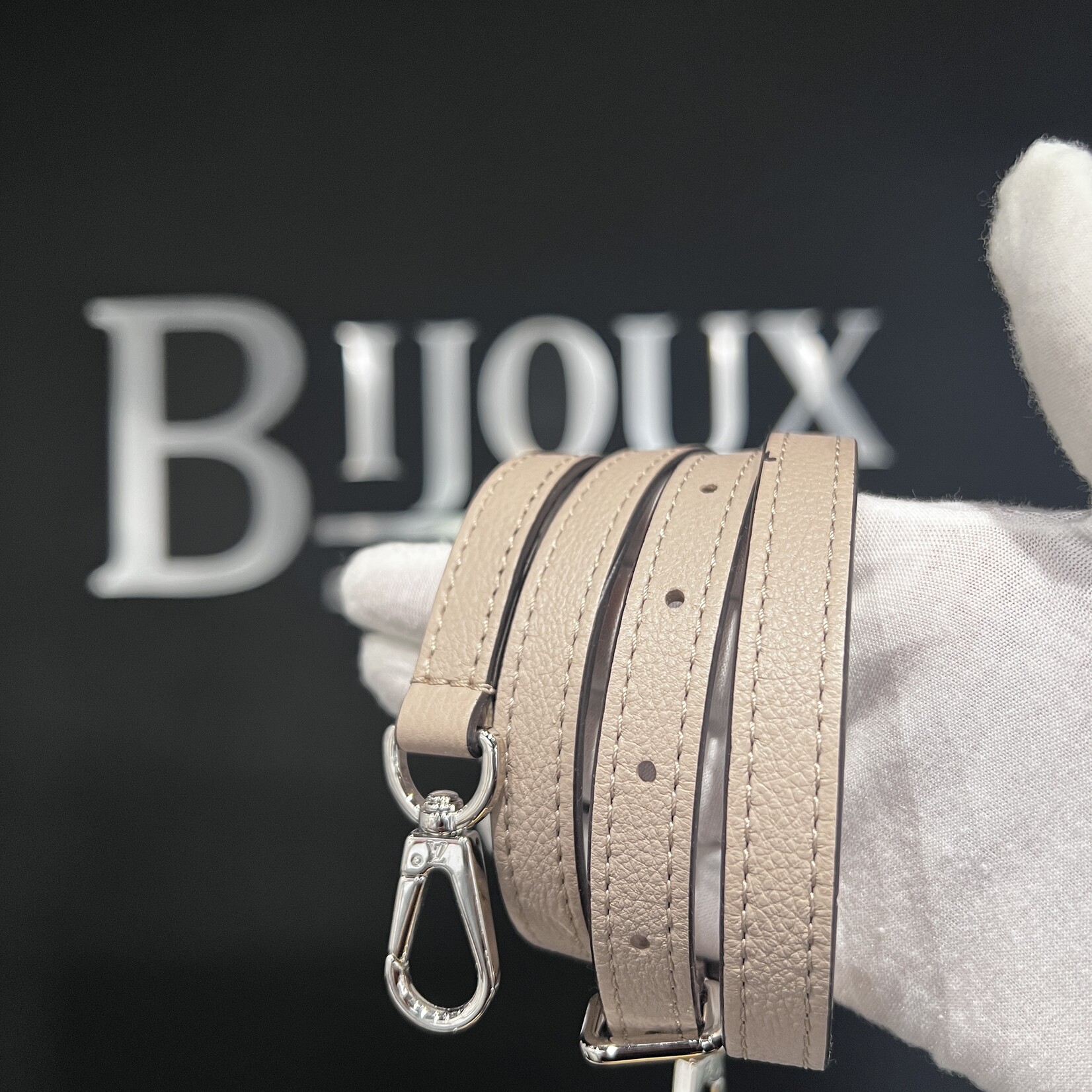 Louis Vuitton Louis Vuitton Taurillon Soft  Lock it MM