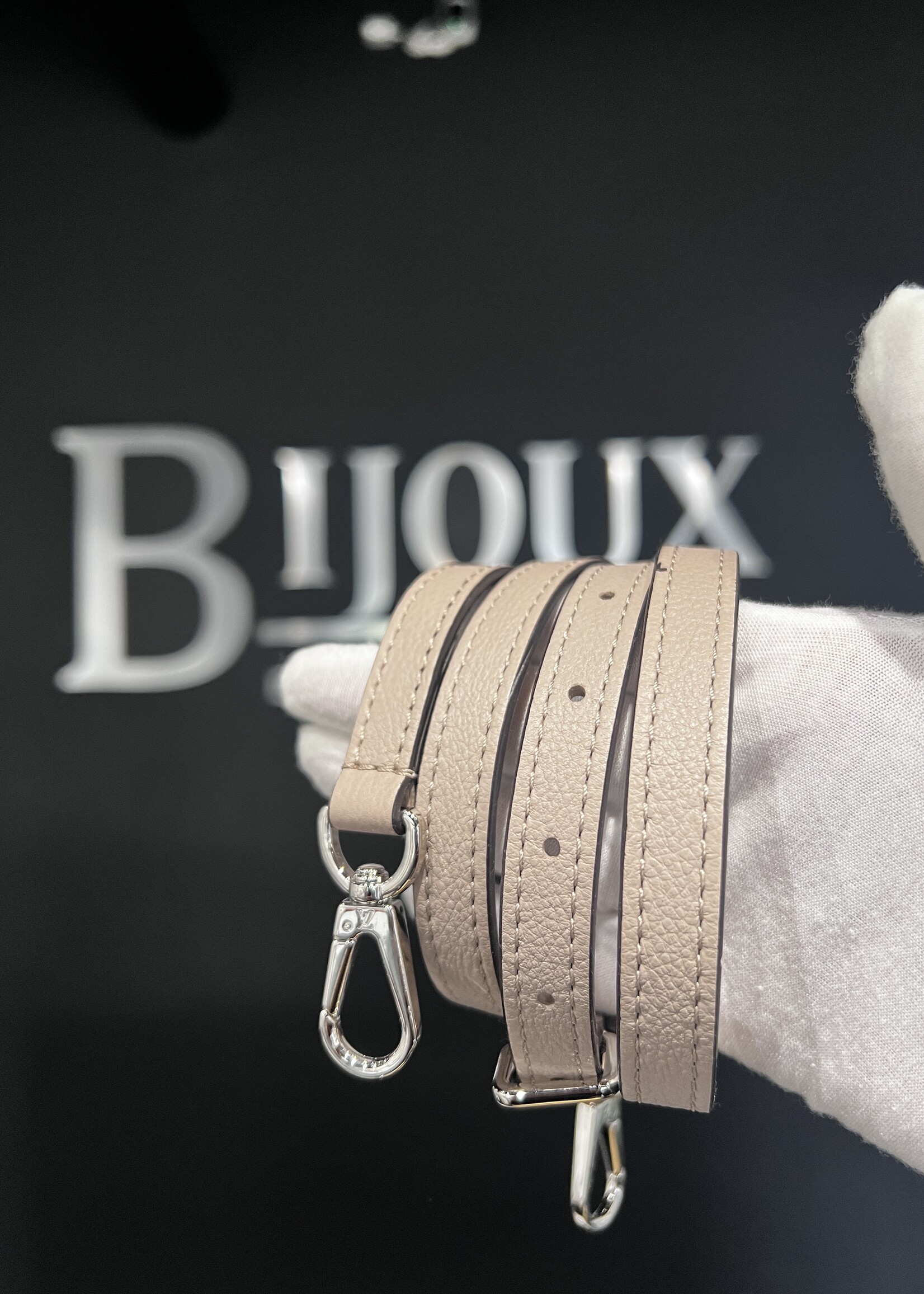 Louis Vuitton Louis Vuitton Taurillon Soft  Lock it MM