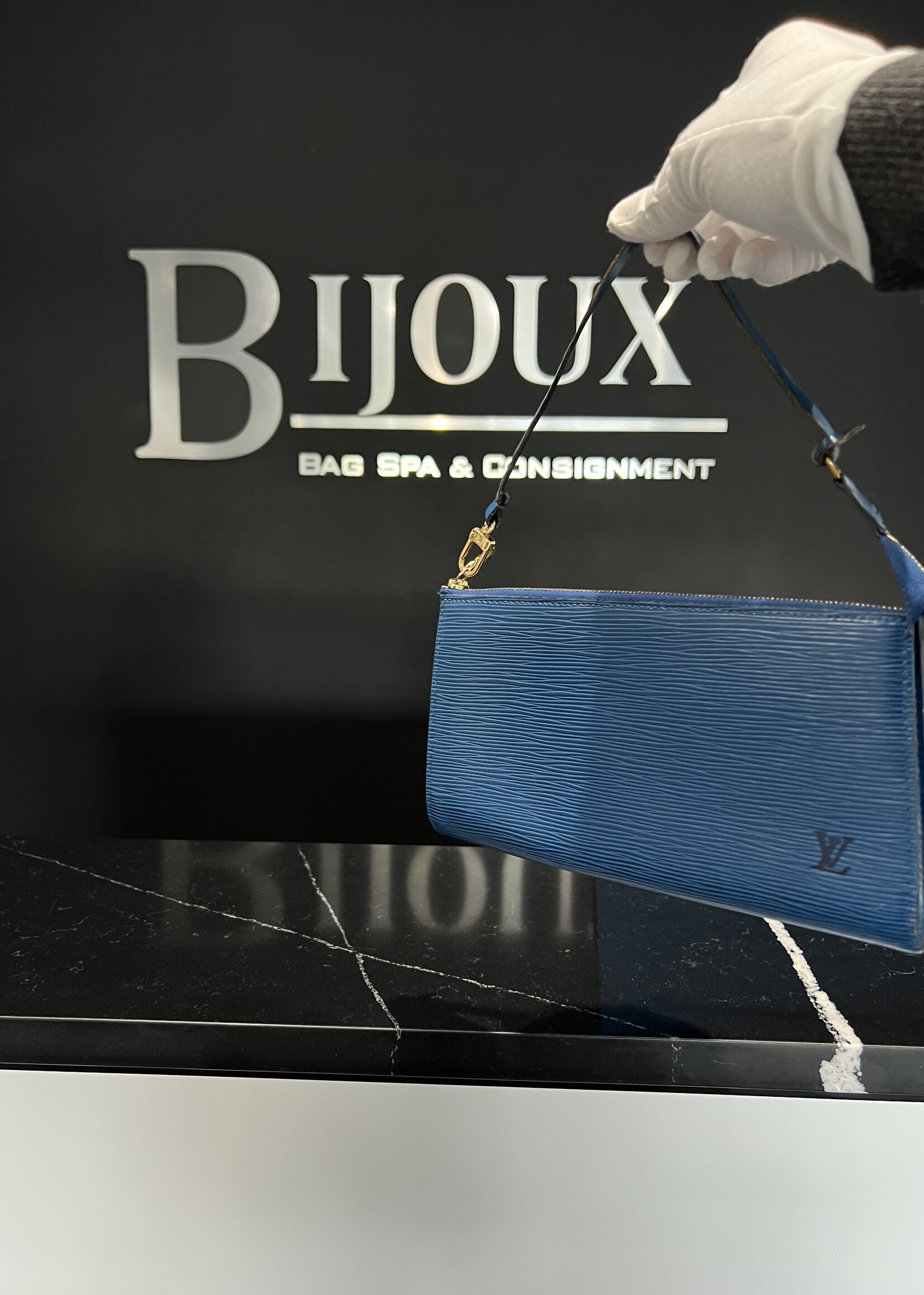 Louis Vuitton Louis Vuitton Epi Pochette 24