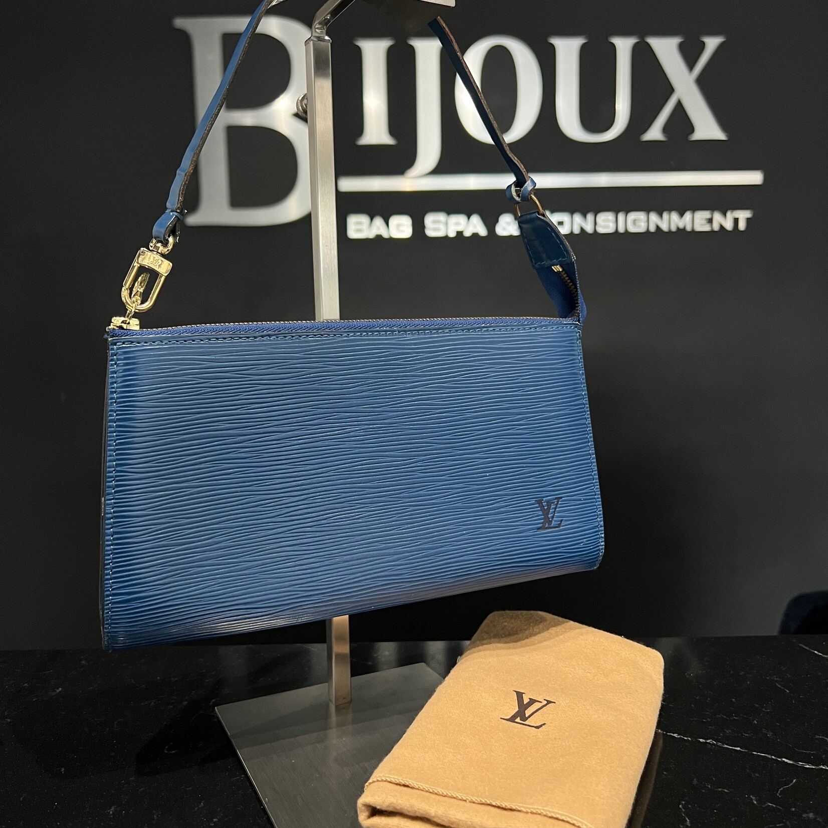 Louis Vuitton Louis Vuitton Epi Pochette 24
