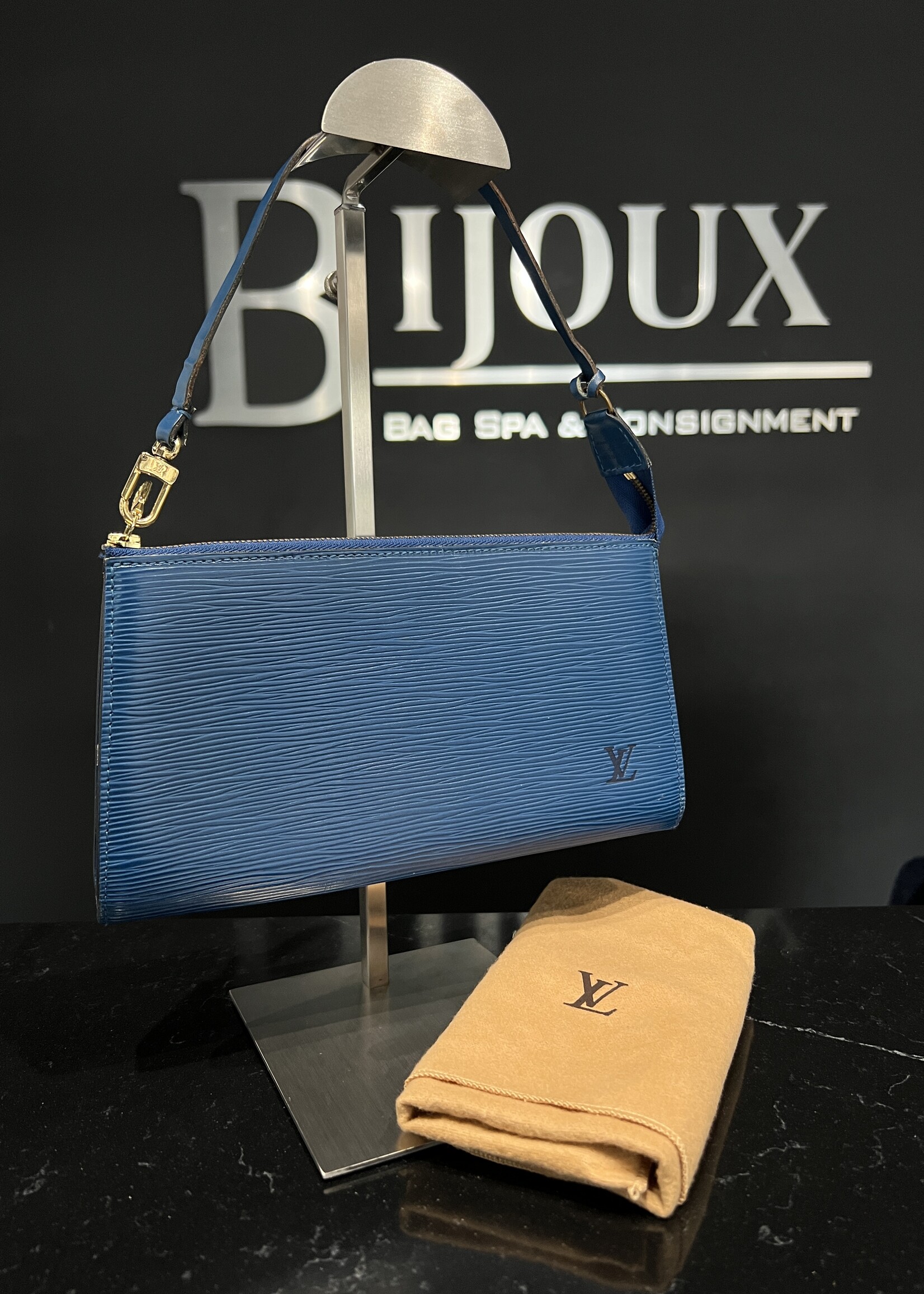 Louis Vuitton Louis Vuitton Epi Pochette 24