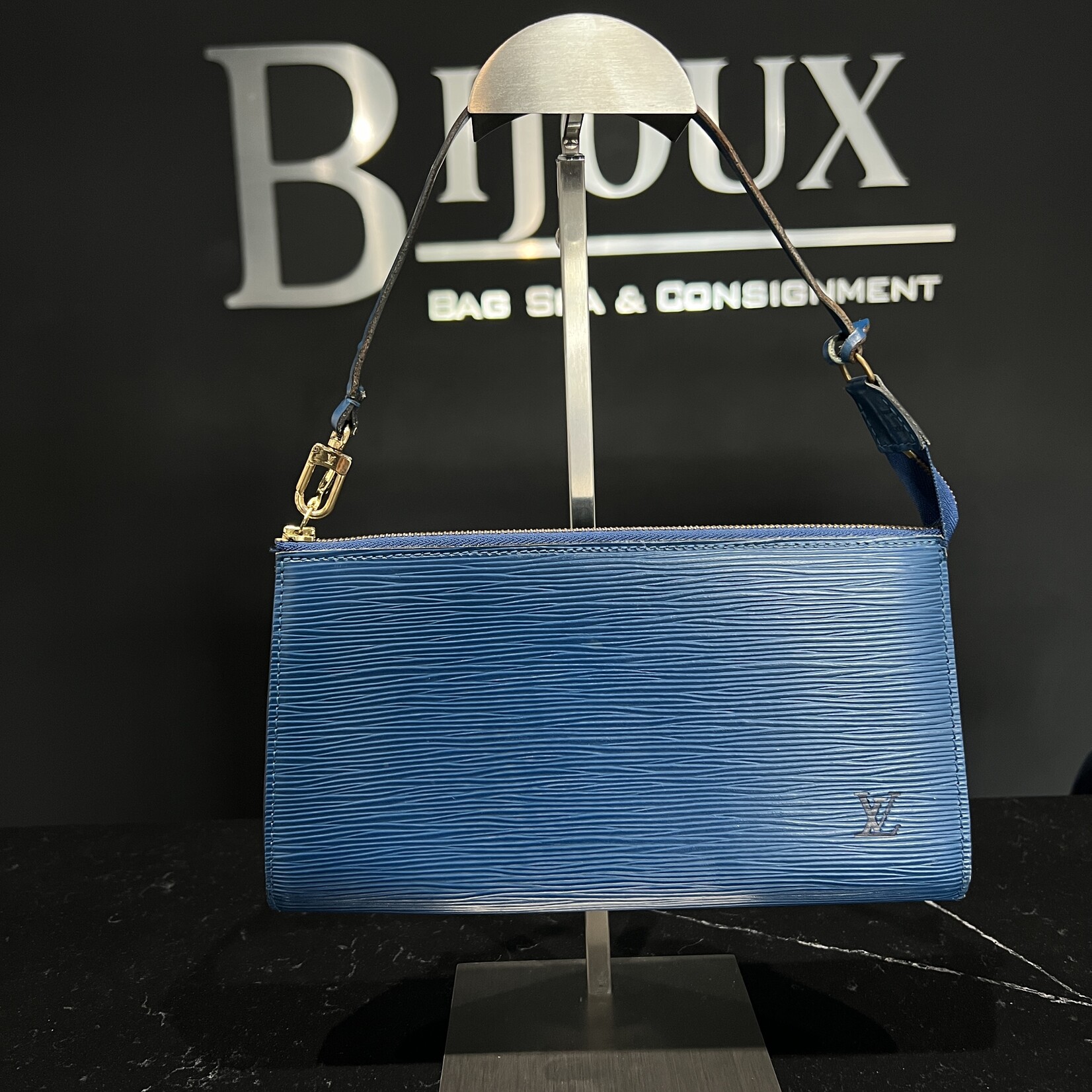 Louis Vuitton Louis Vuitton Epi Pochette 24