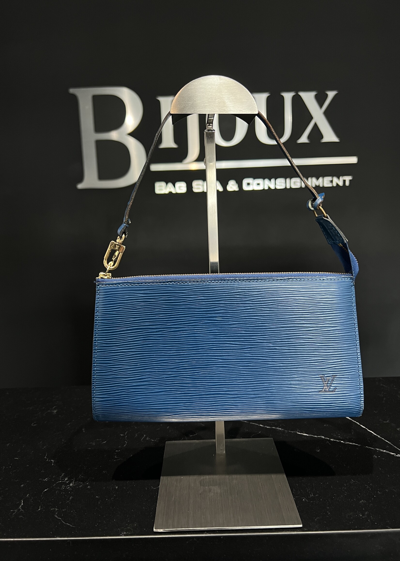 Louis Vuitton Louis Vuitton Epi Pochette 24